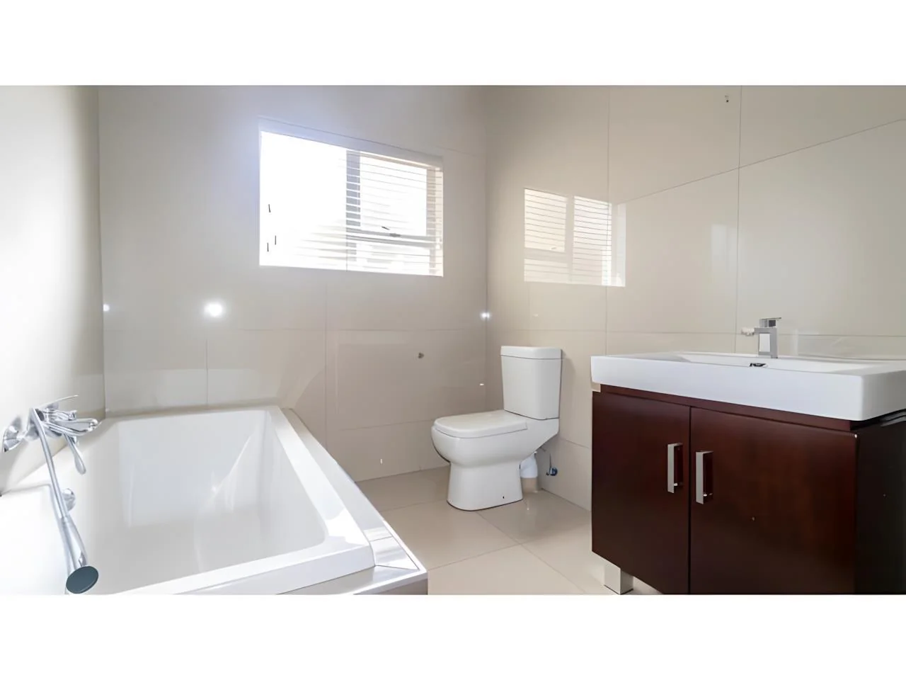 Luxurious 6 Bedroom Modern House in Midrand with Secure Living and Unmatched Convenience