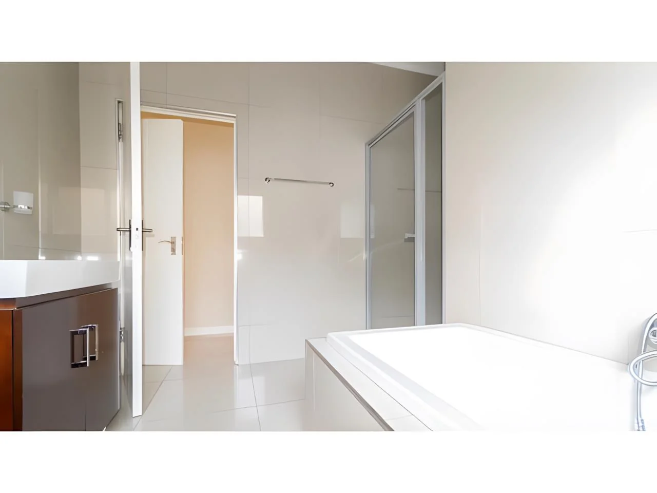 Luxurious 6 Bedroom Modern House in Midrand with Secure Living and Unmatched Convenience