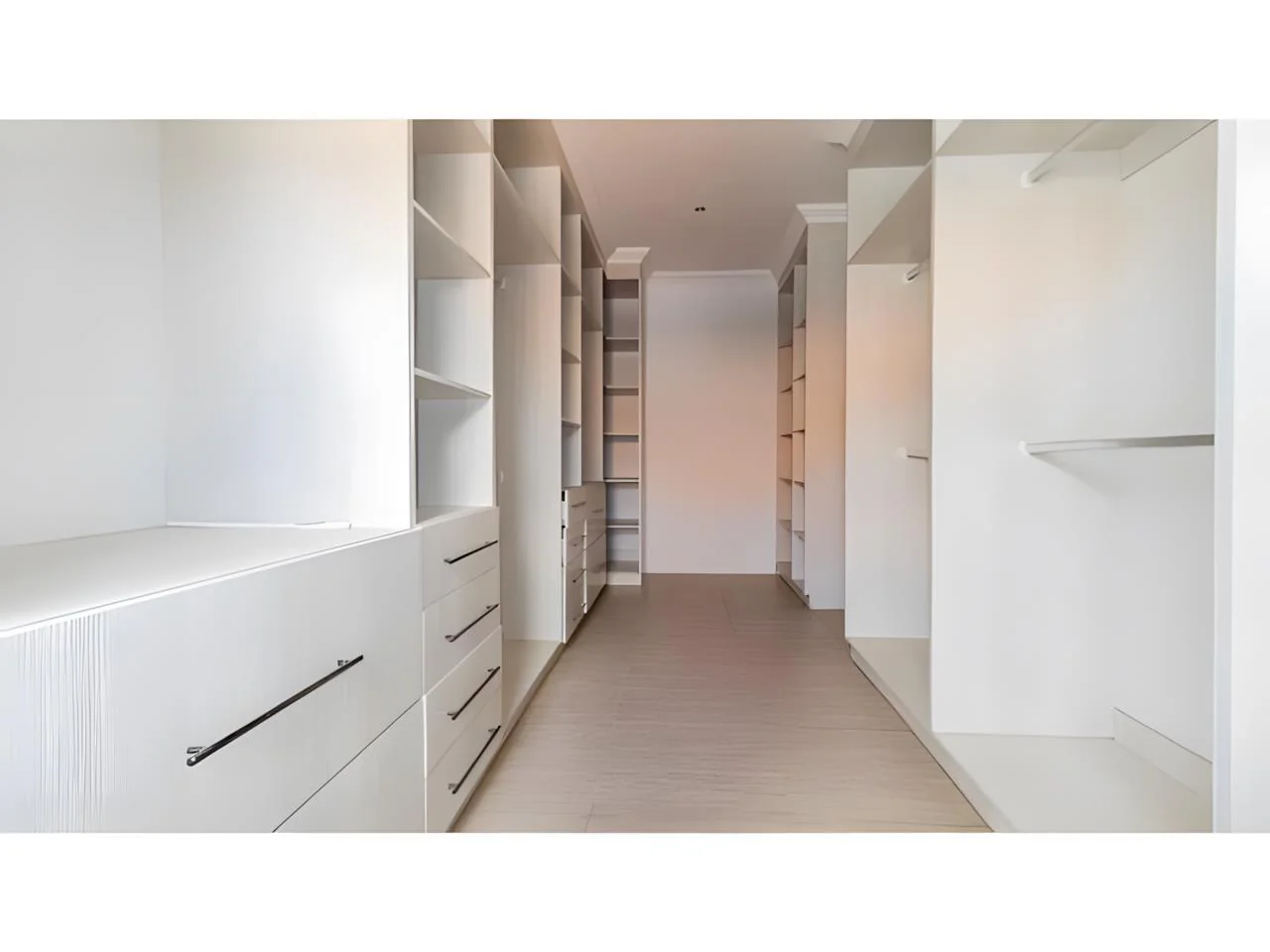 Luxurious 6 Bedroom Modern House in Midrand with Secure Living and Unmatched Convenience