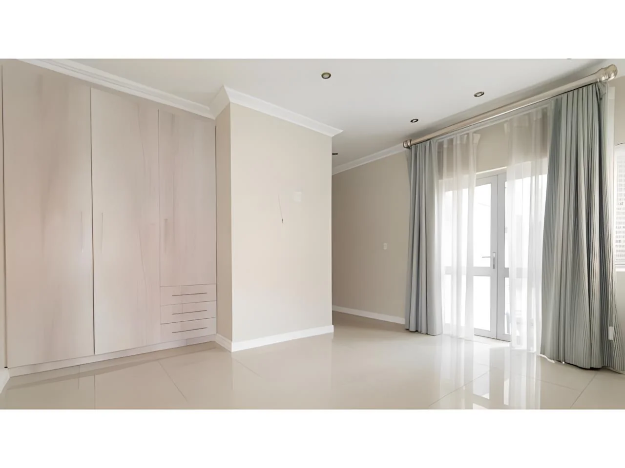 Luxurious 6 Bedroom Modern House in Midrand with Secure Living and Unmatched Convenience