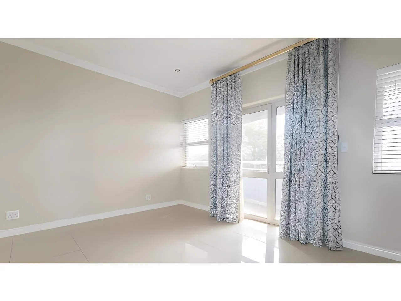 Luxurious 6 Bedroom Modern House in Midrand with Secure Living and Unmatched Convenience