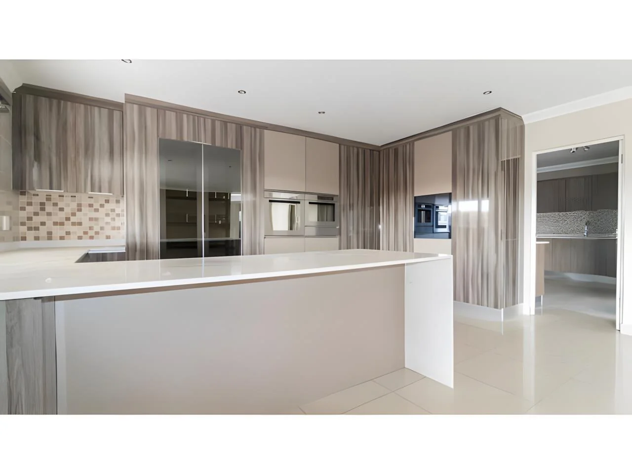 Luxurious 6 Bedroom Modern House in Midrand with Secure Living and Unmatched Convenience