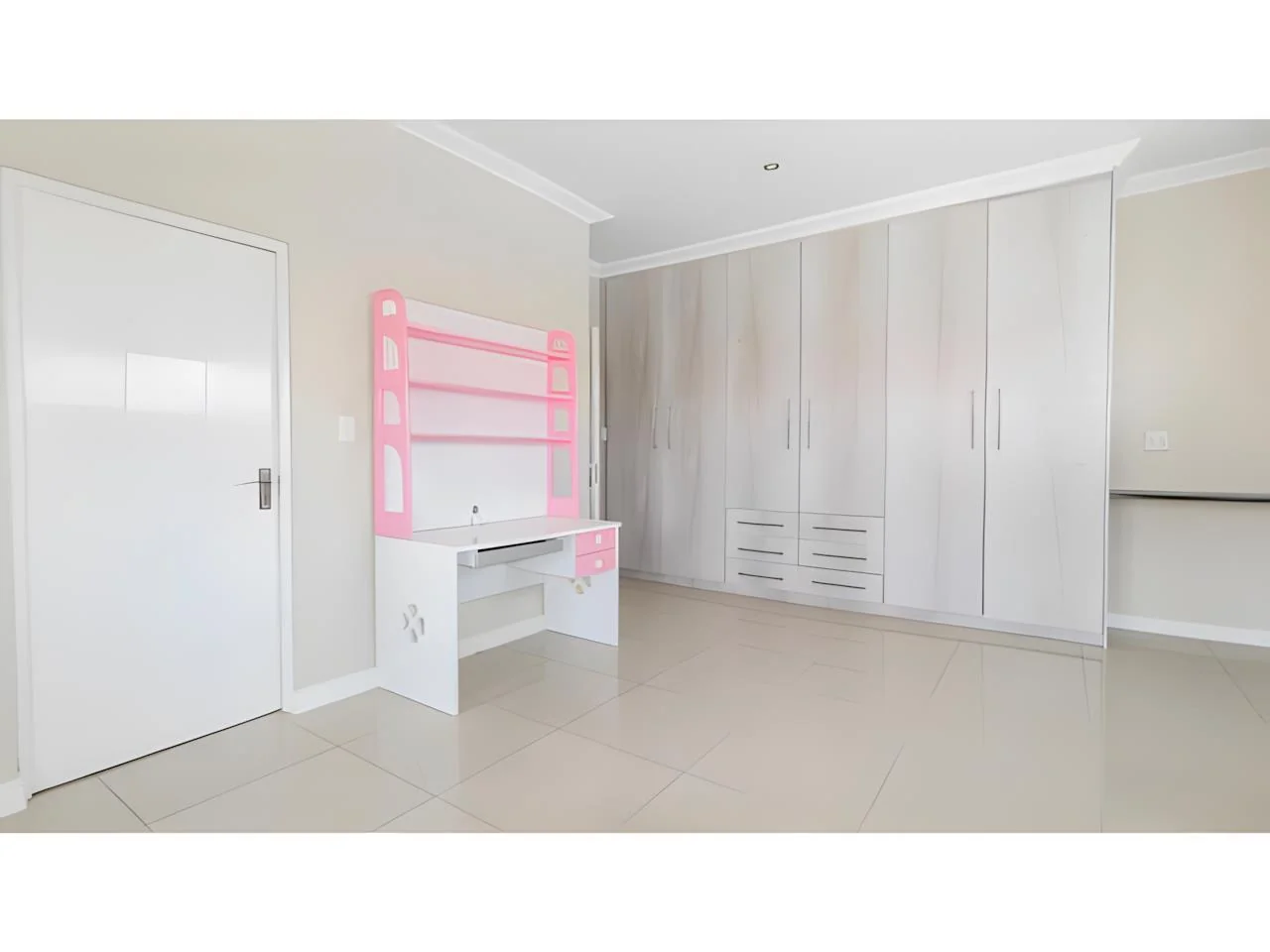 Luxurious 6 Bedroom Modern House in Midrand with Secure Living and Unmatched Convenience