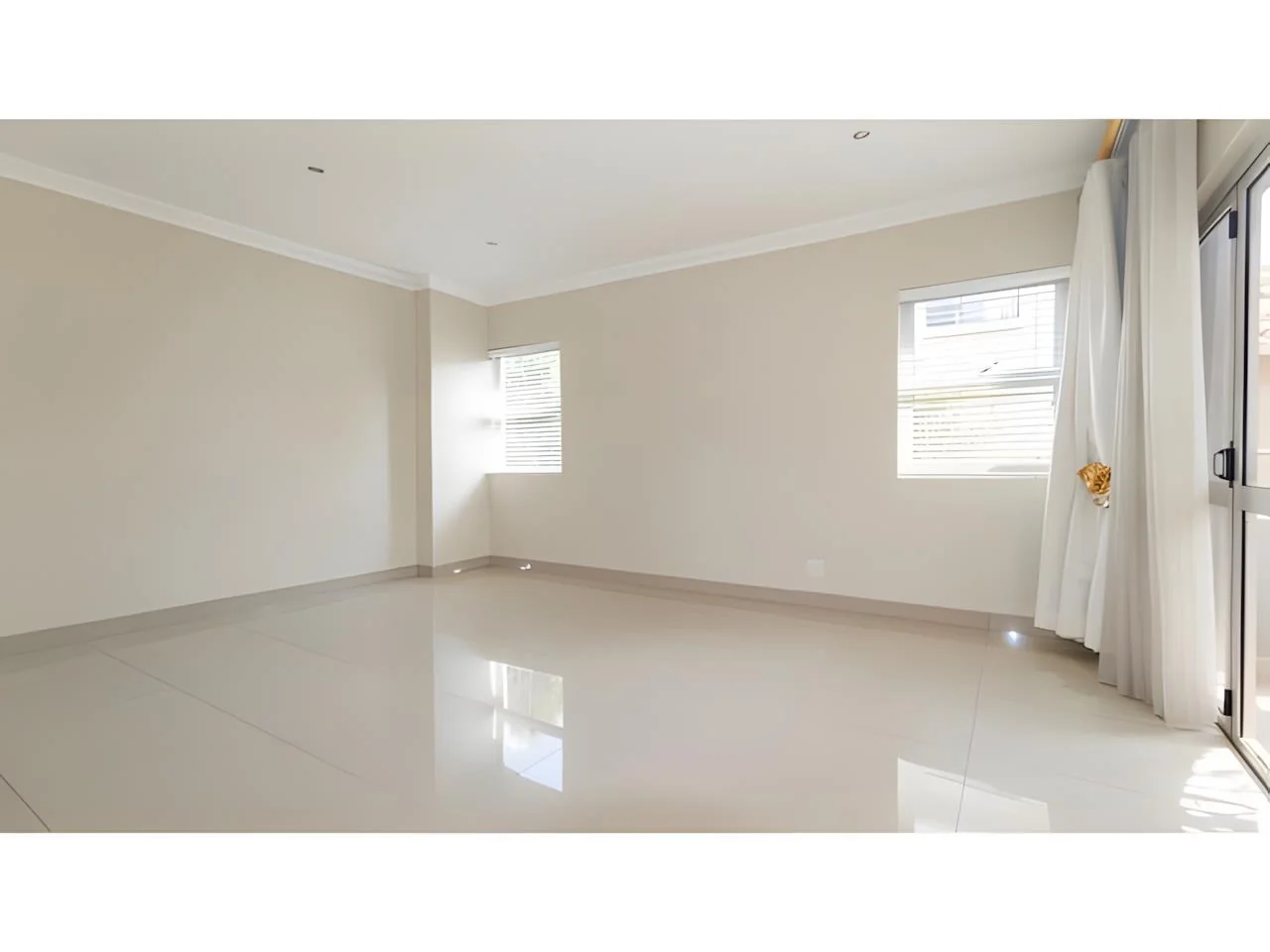 Luxurious 6 Bedroom Modern House in Midrand with Secure Living and Unmatched Convenience