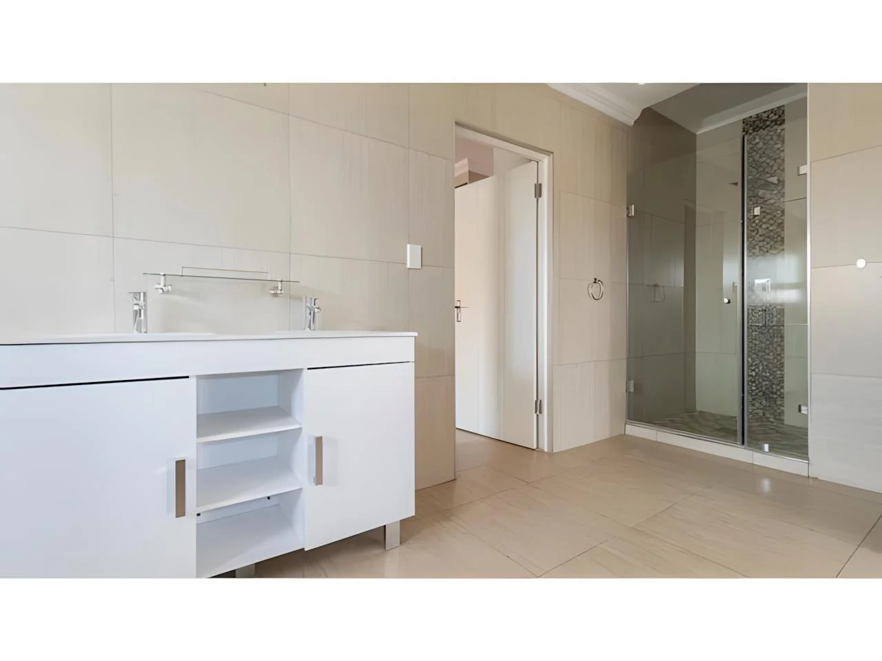 Luxurious 6 Bedroom Modern House in Midrand with Secure Living and Unmatched Convenience