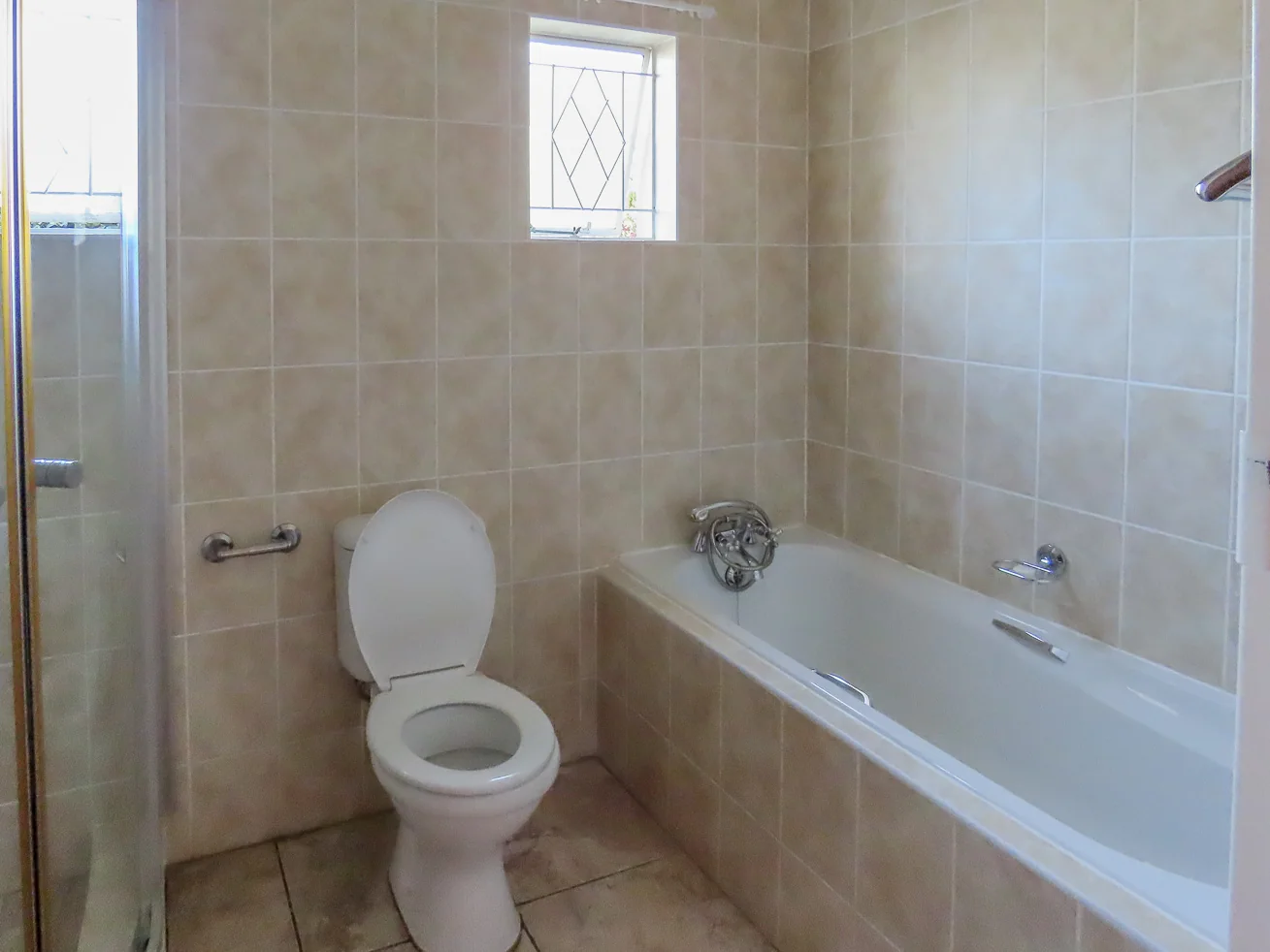 Spacious Family home in Onderpapegaaiberg