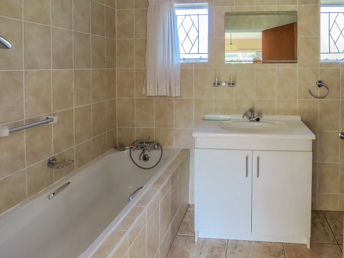 Spacious Family home in Onderpapegaaiberg