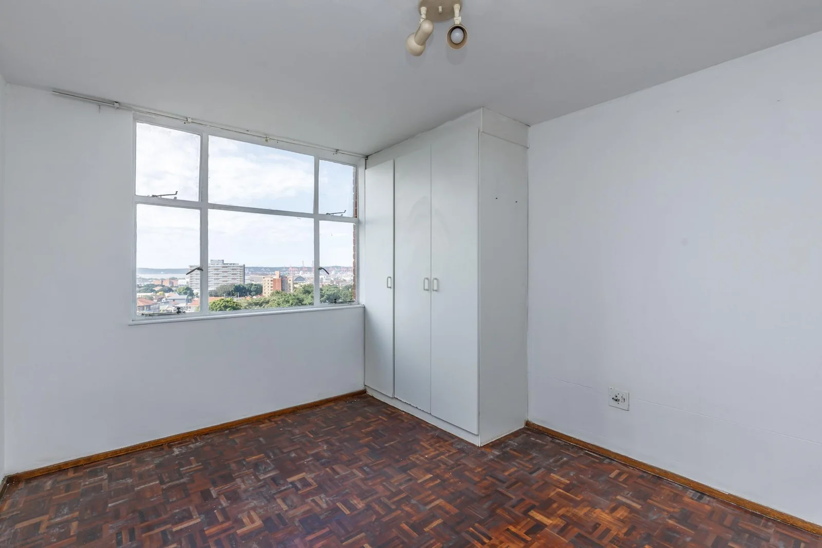 1 bedroom flat with open balcony in Glenwood
