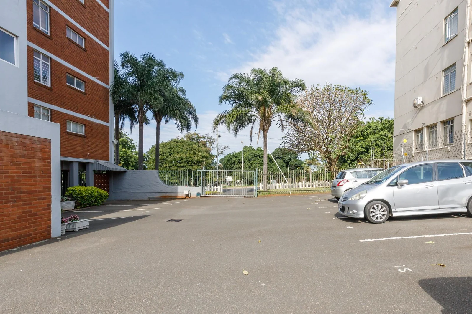 1 bedroom flat with open balcony in Glenwood