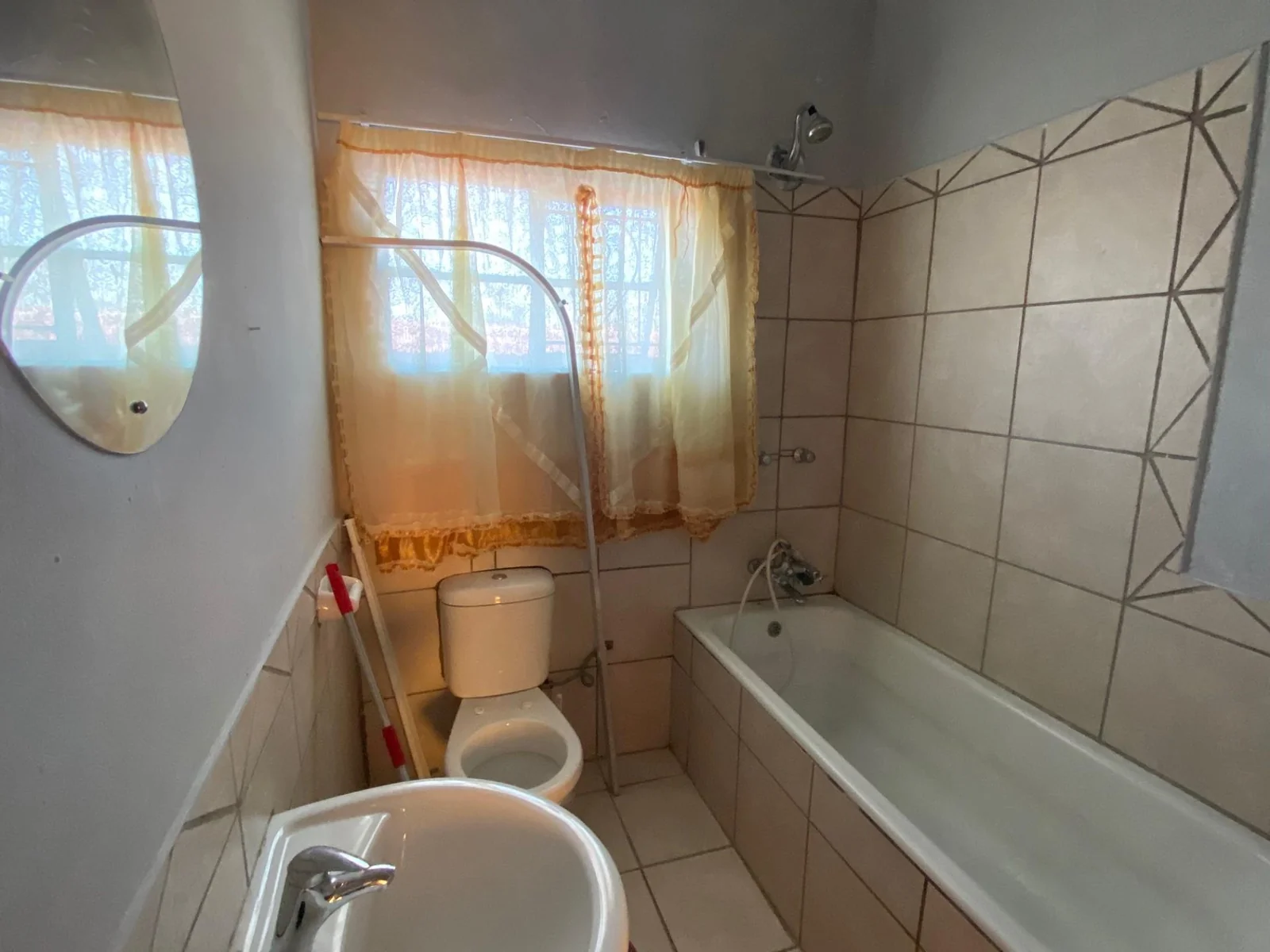 Family home and flatlet on two separate stands!