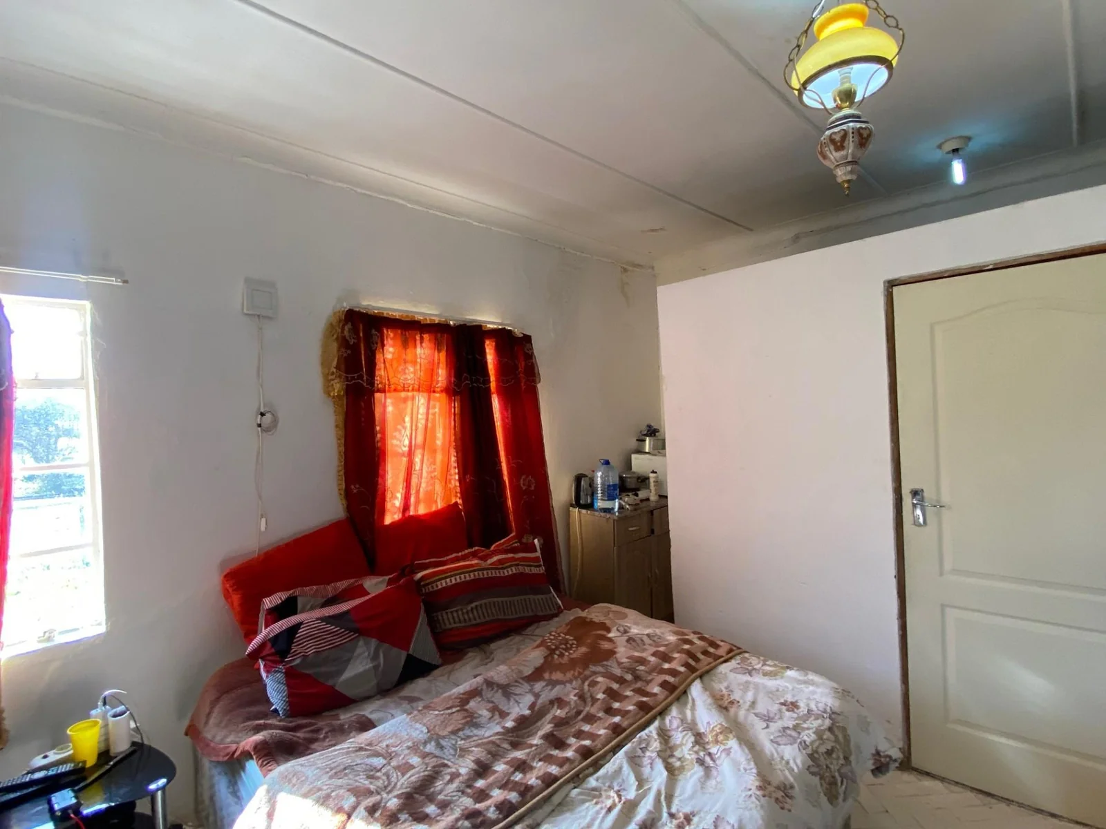 Family home and flatlet on two separate stands!