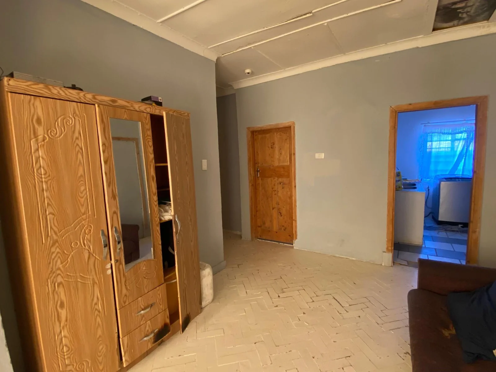 Family home and flatlet on two separate stands!