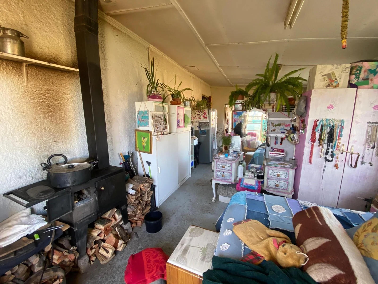 Family home and flatlet on two separate stands!