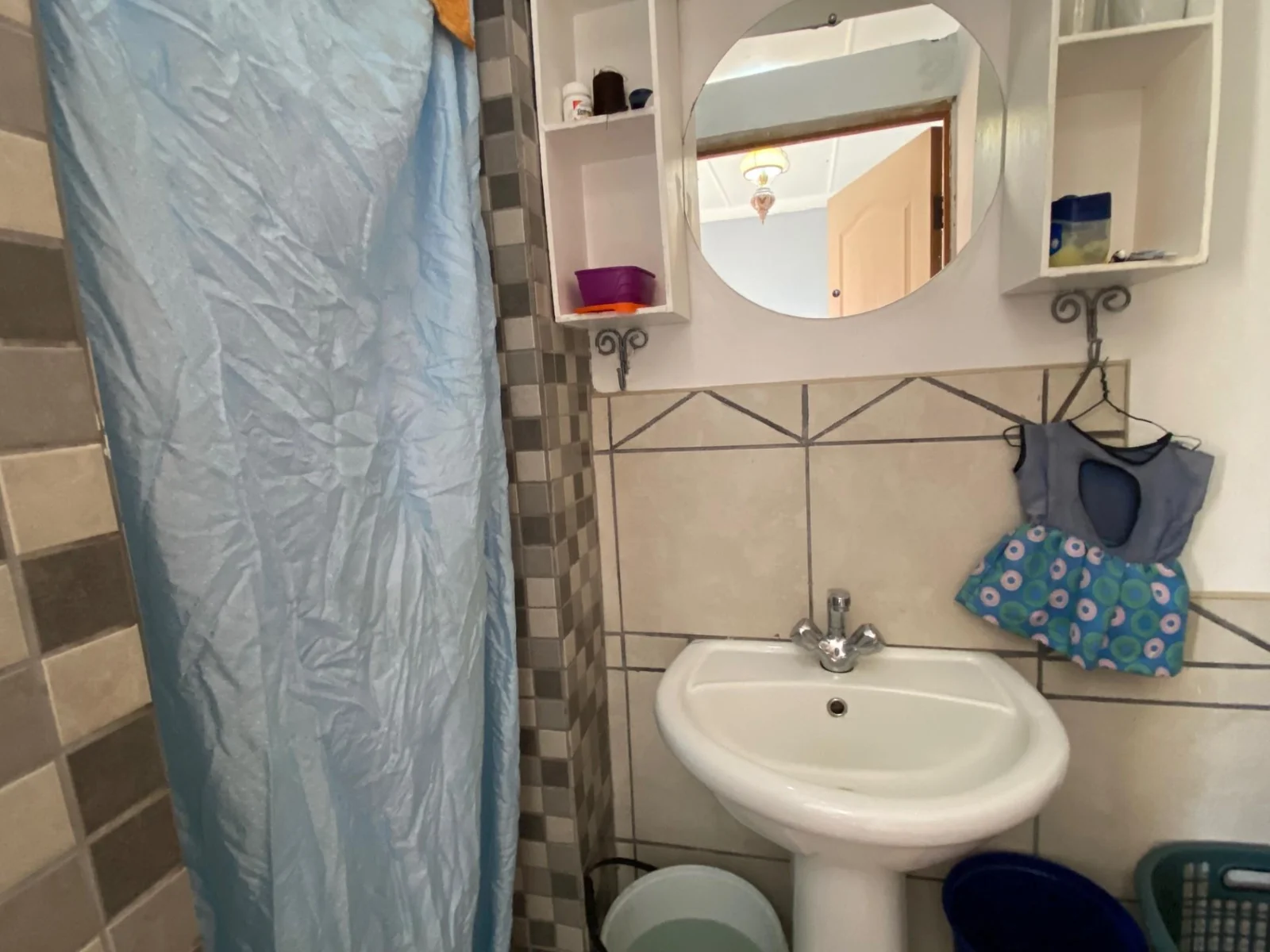 Family home and flatlet on two separate stands!