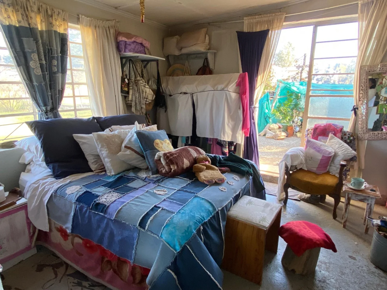 Family home and flatlet on two separate stands!