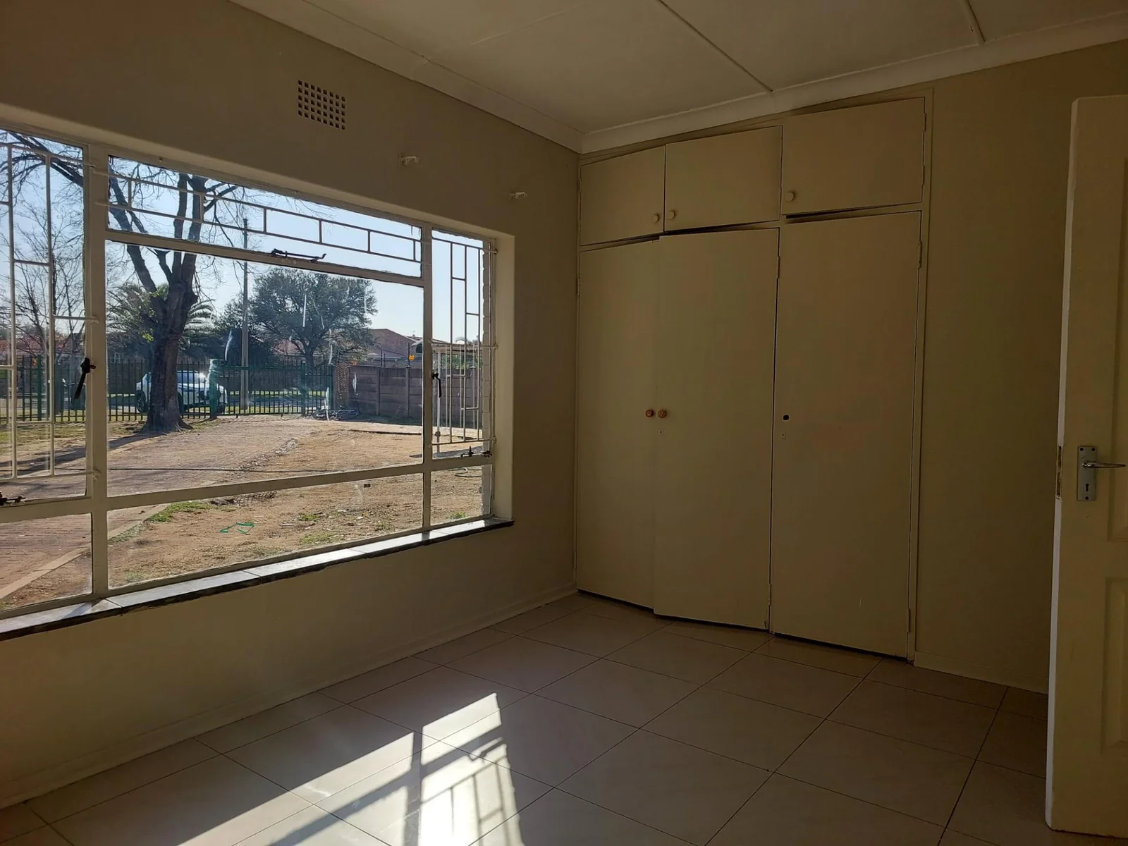 House with bachelor pad to let in Three Rivers.