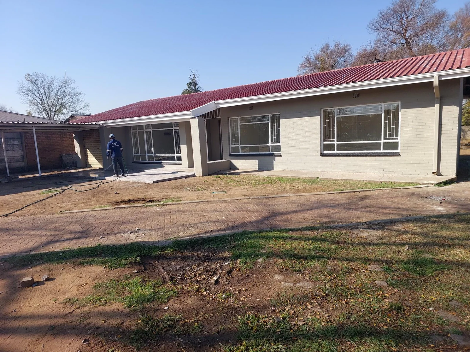 House with bachelor pad to let in Three Rivers.