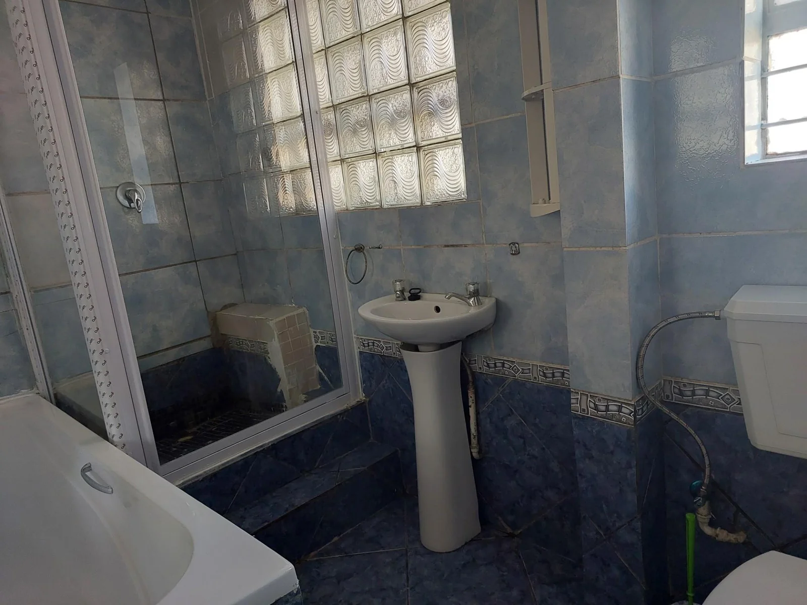 House with bachelor pad to let in Three Rivers.