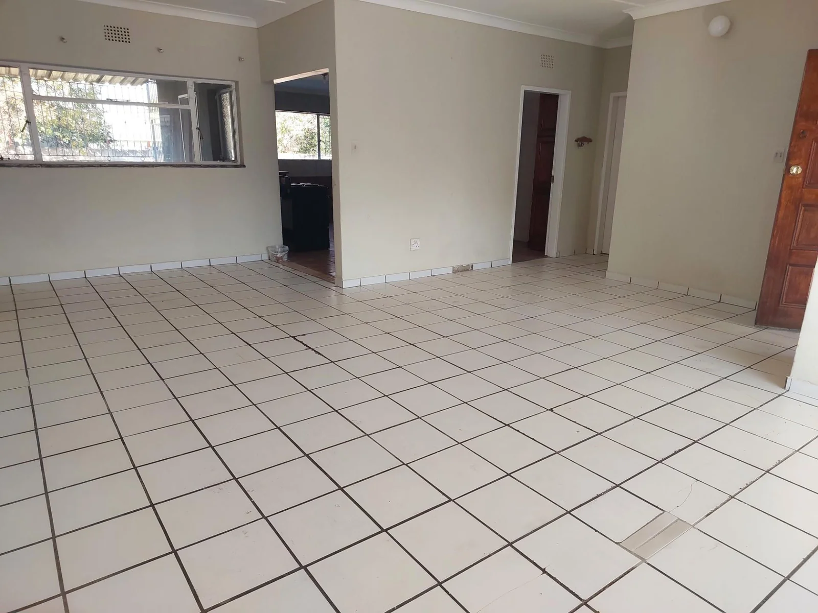 House with bachelor pad to let in Three Rivers.