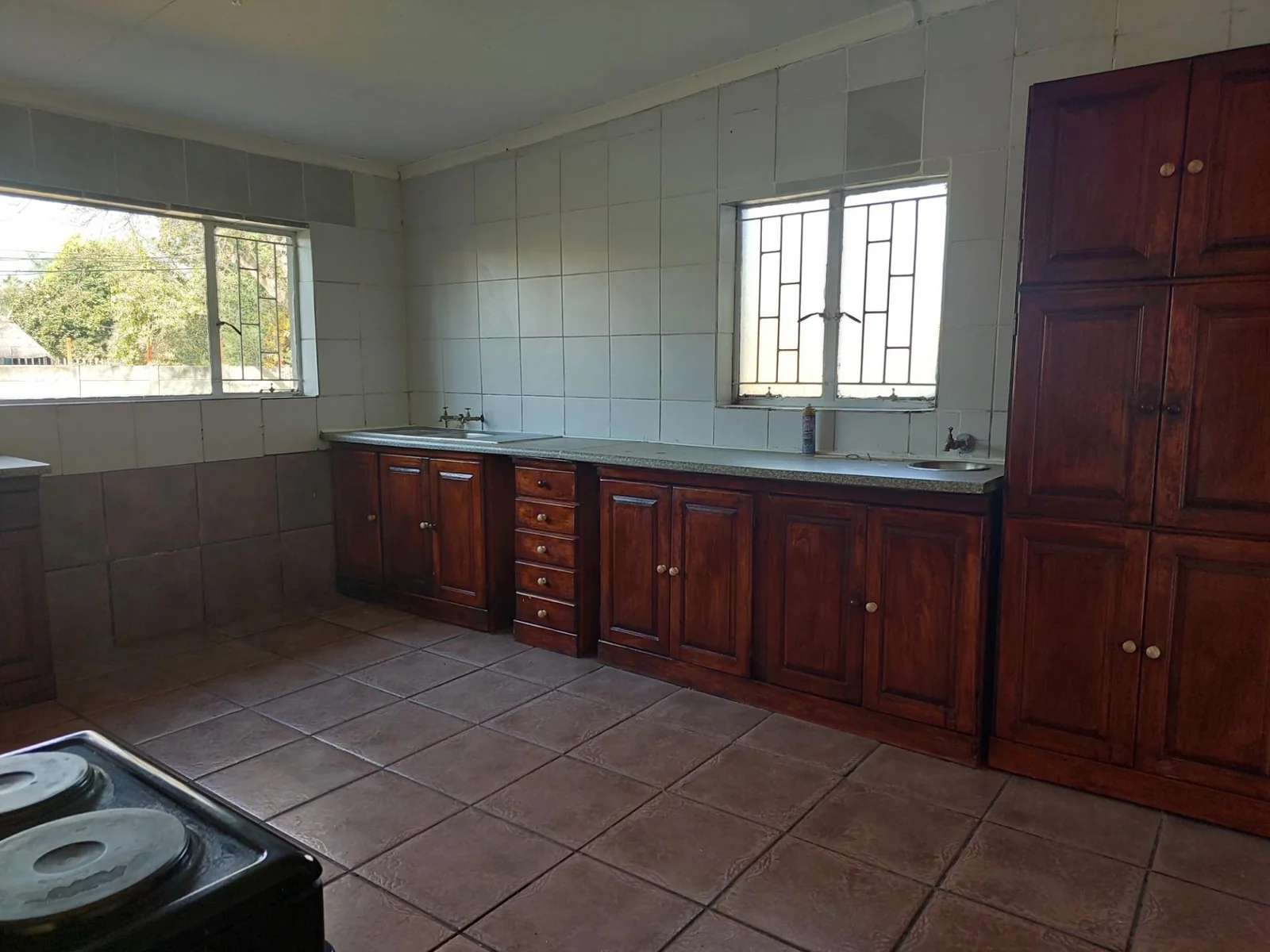 House with bachelor pad to let in Three Rivers.