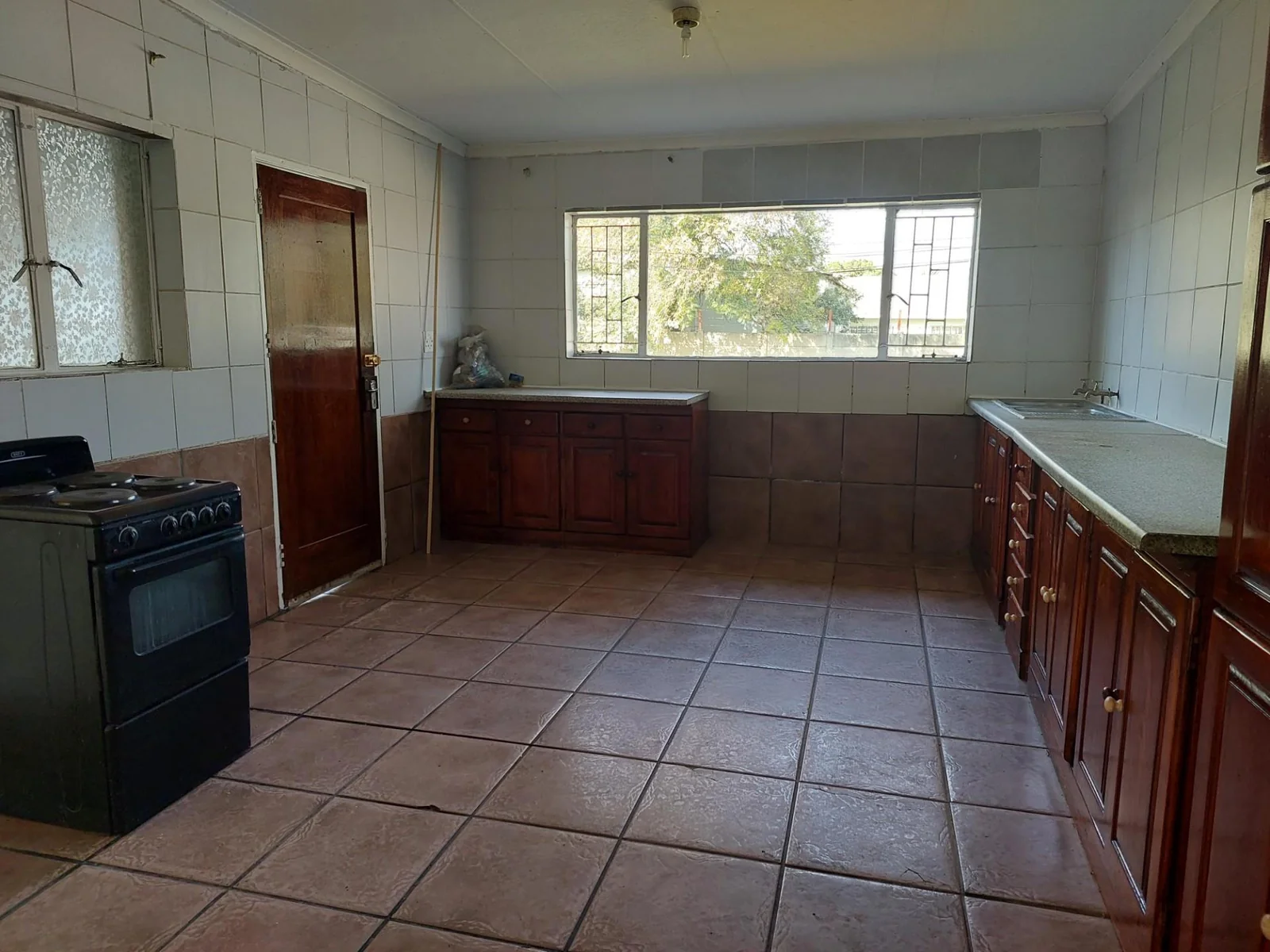 House with bachelor pad to let in Three Rivers.