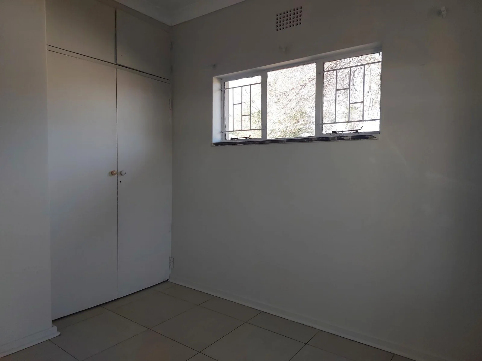 House with bachelor pad to let in Three Rivers.