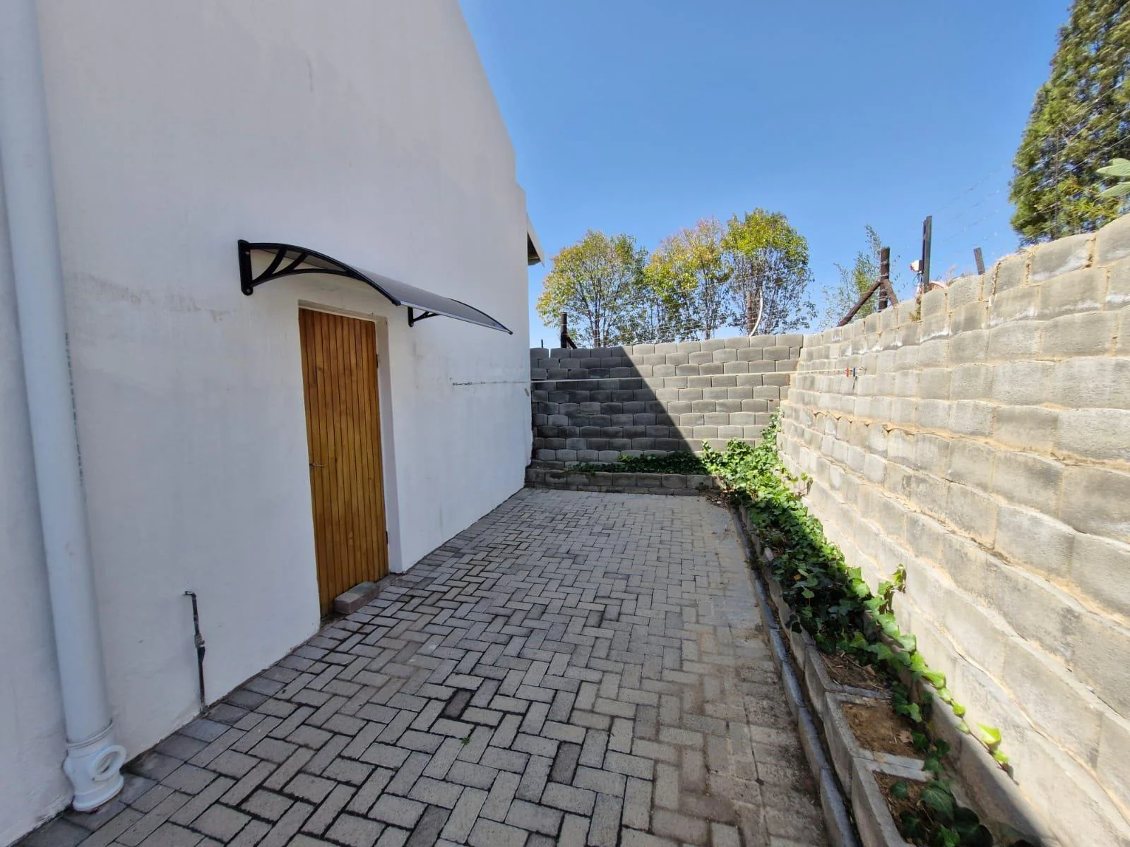 Bachelor flat on Eden smallholdings for rent.