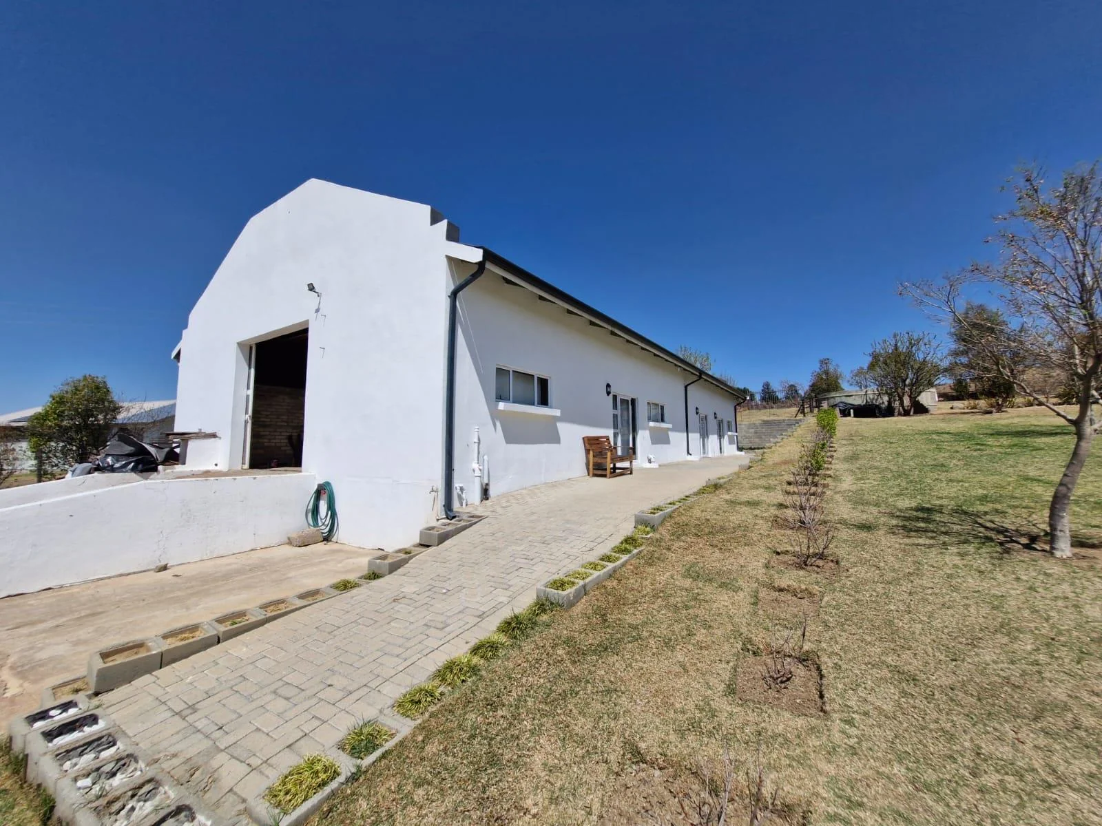 Bachelor flat on Eden smallholdings for rent.