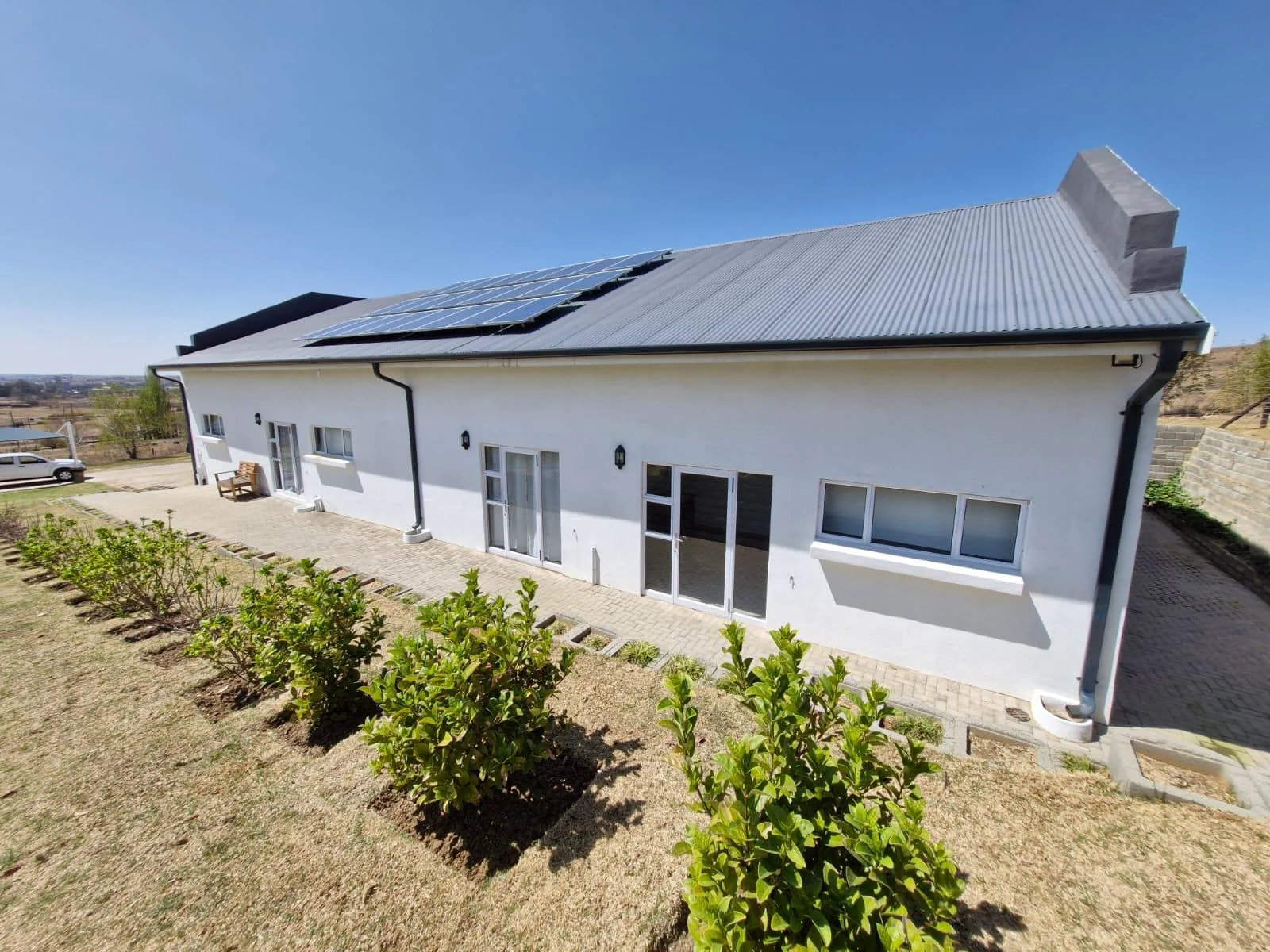 Bachelor flat on Eden smallholdings for rent.