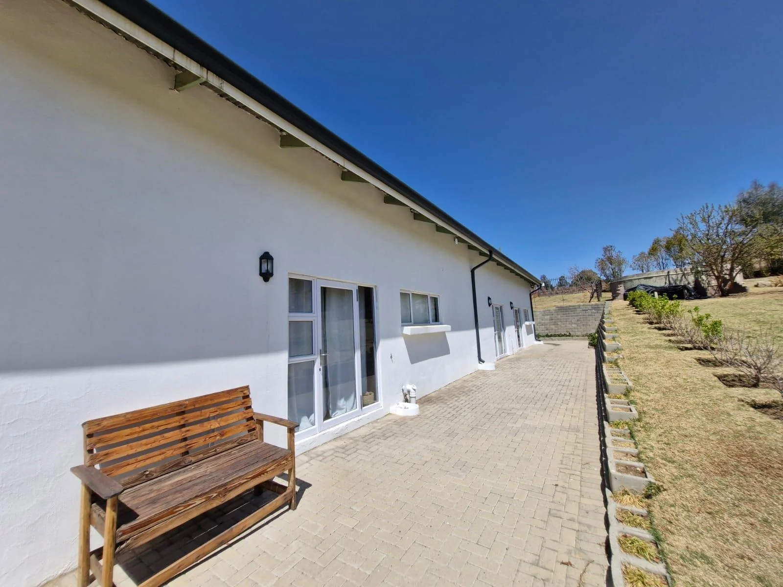 Bachelor flat on Eden smallholdings for rent.