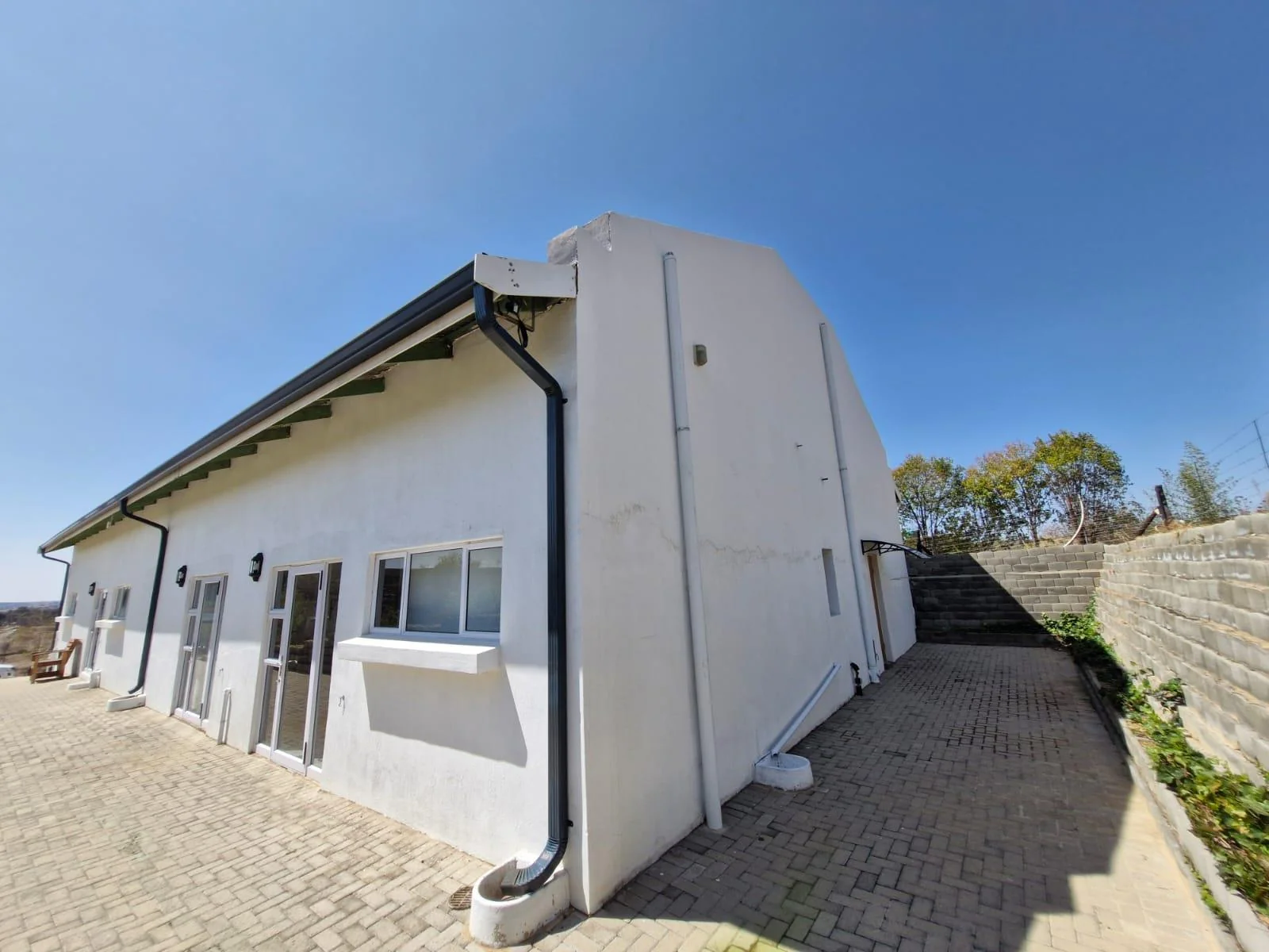 Bachelor flat on Eden smallholdings for rent.