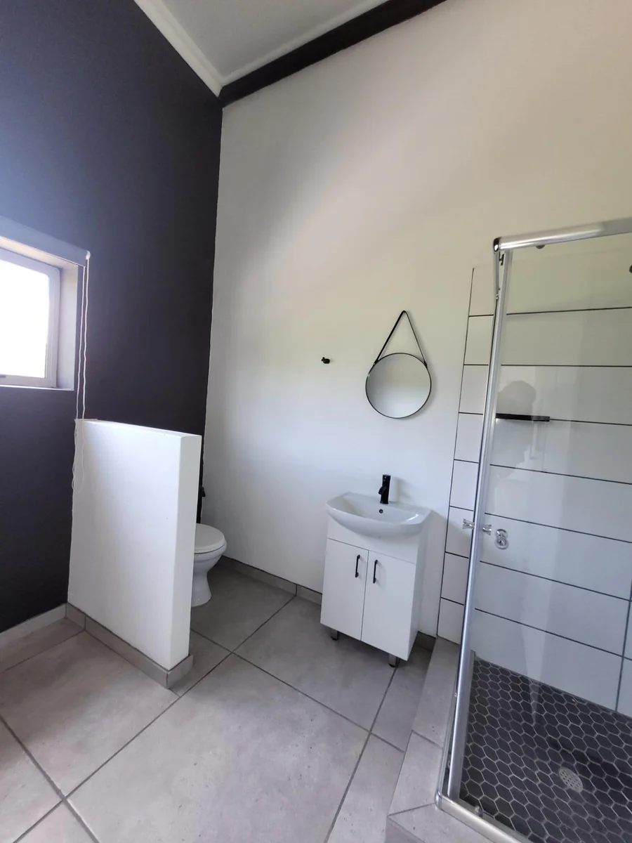 Bachelor flat on Eden smallholdings for rent.