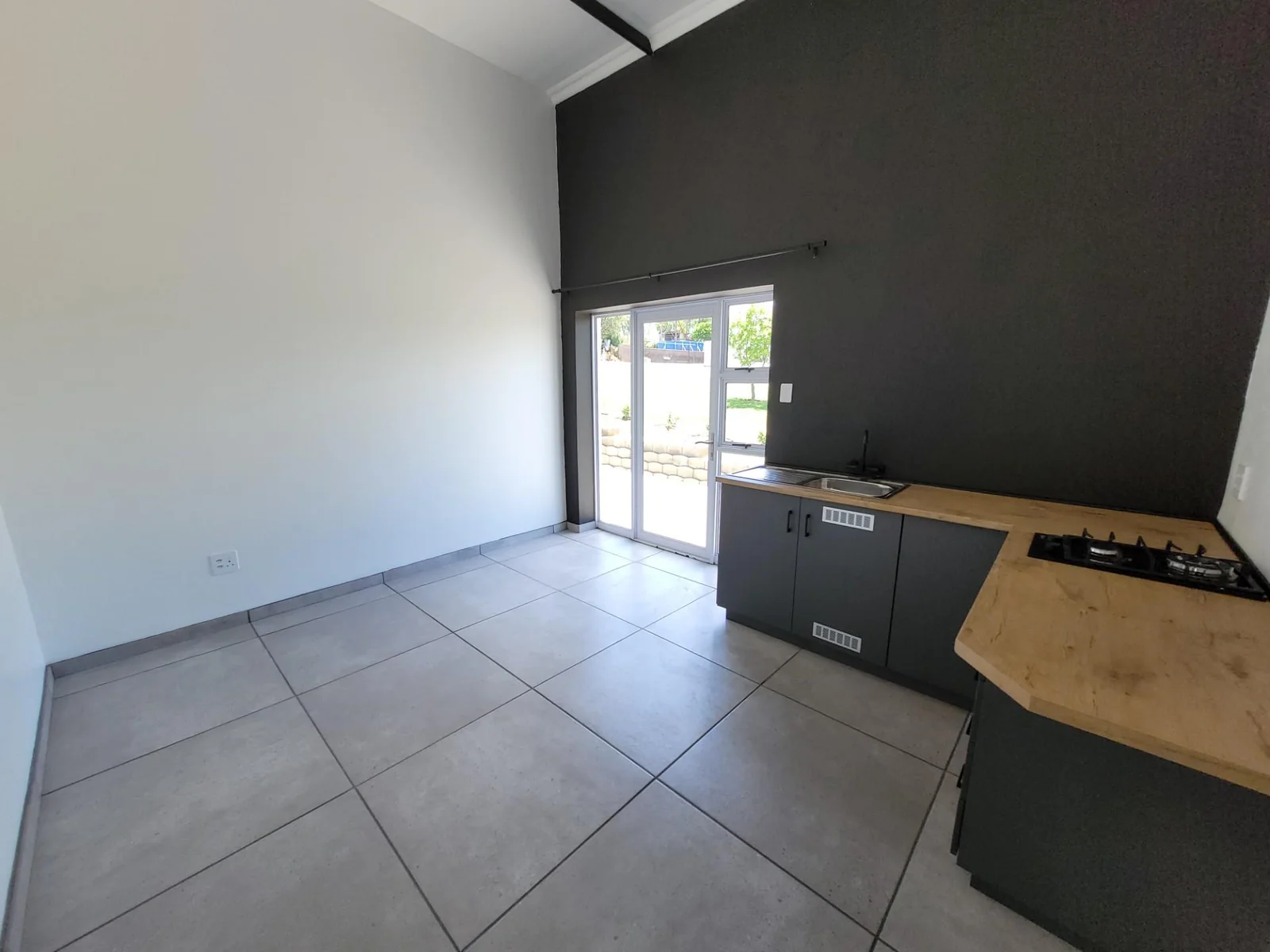 Bachelor flat on Eden smallholdings for rent.