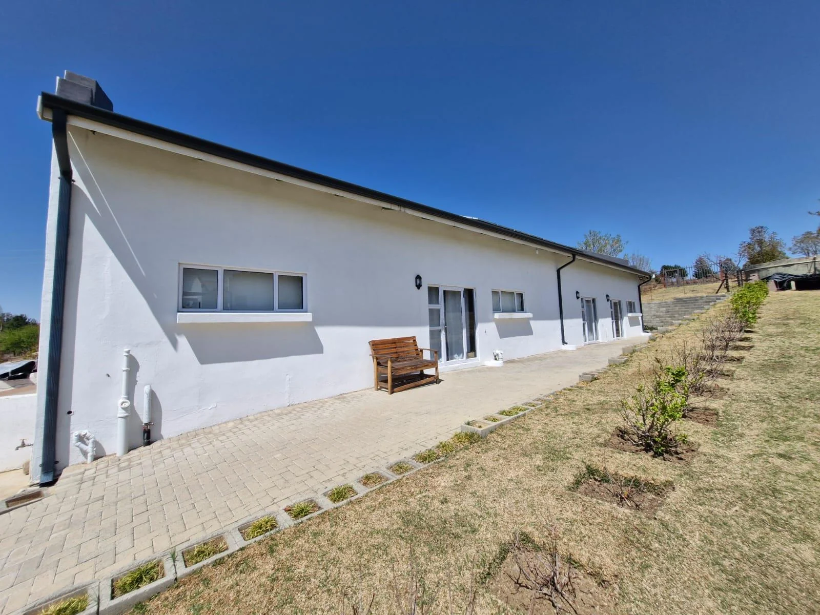 Bachelor flat on Eden smallholdings for rent.