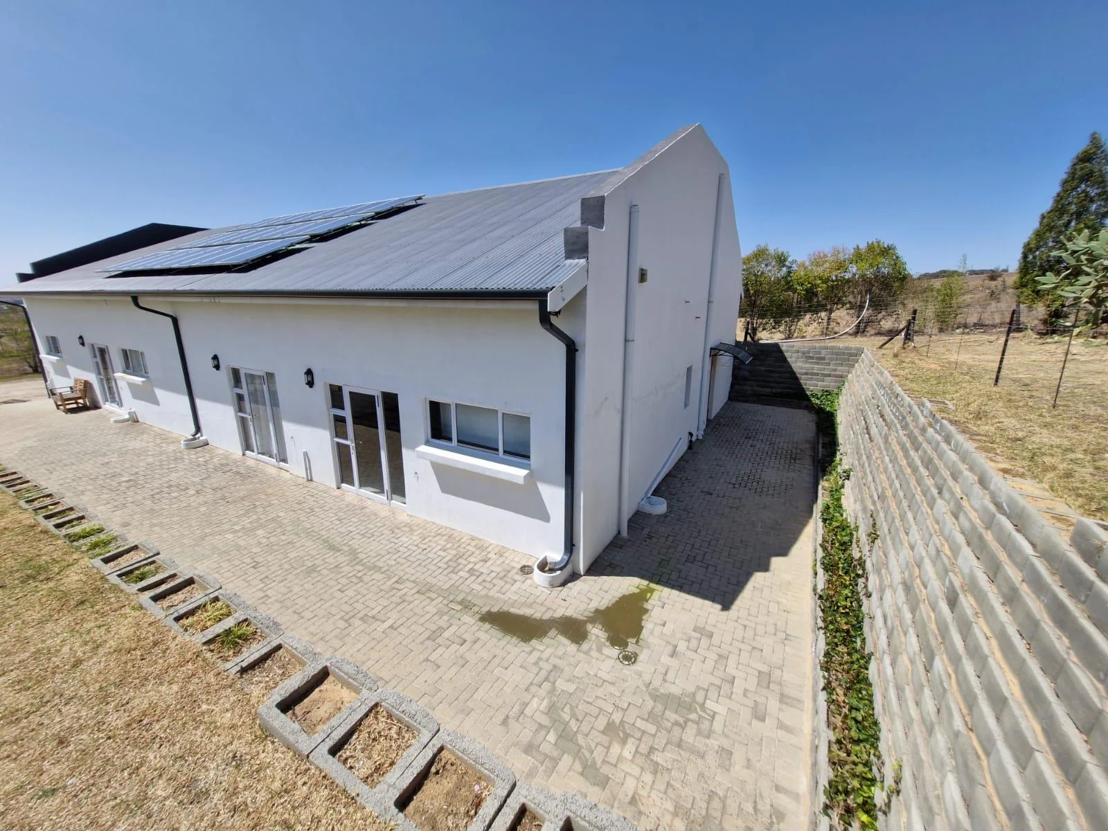 Bachelor flat on Eden smallholdings for rent.