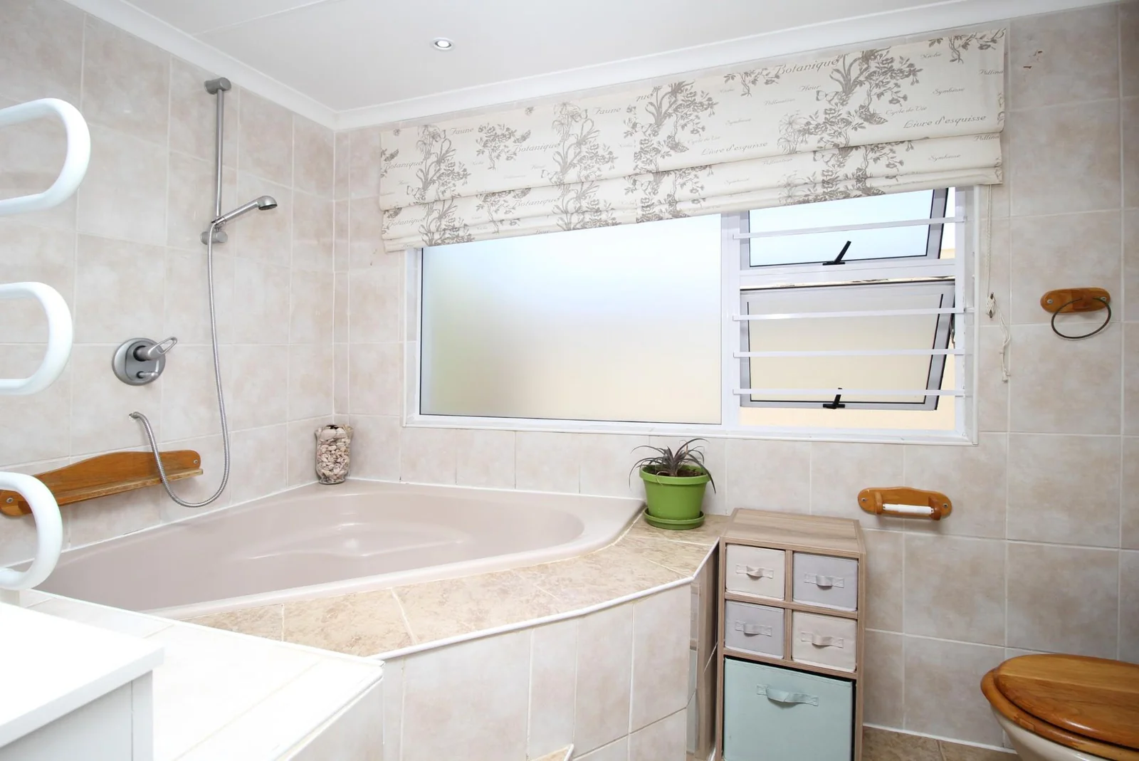 Stunning 5-Bedroom Family Home in Roodekrans with Breathtaking Views!