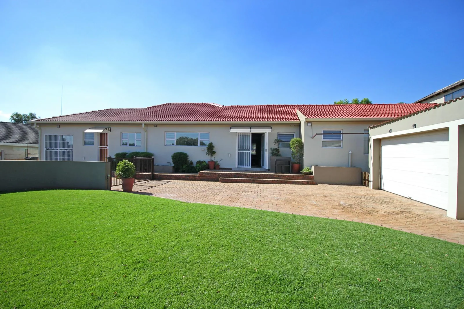 Stunning 5-Bedroom Family Home in Roodekrans with Breathtaking Views!