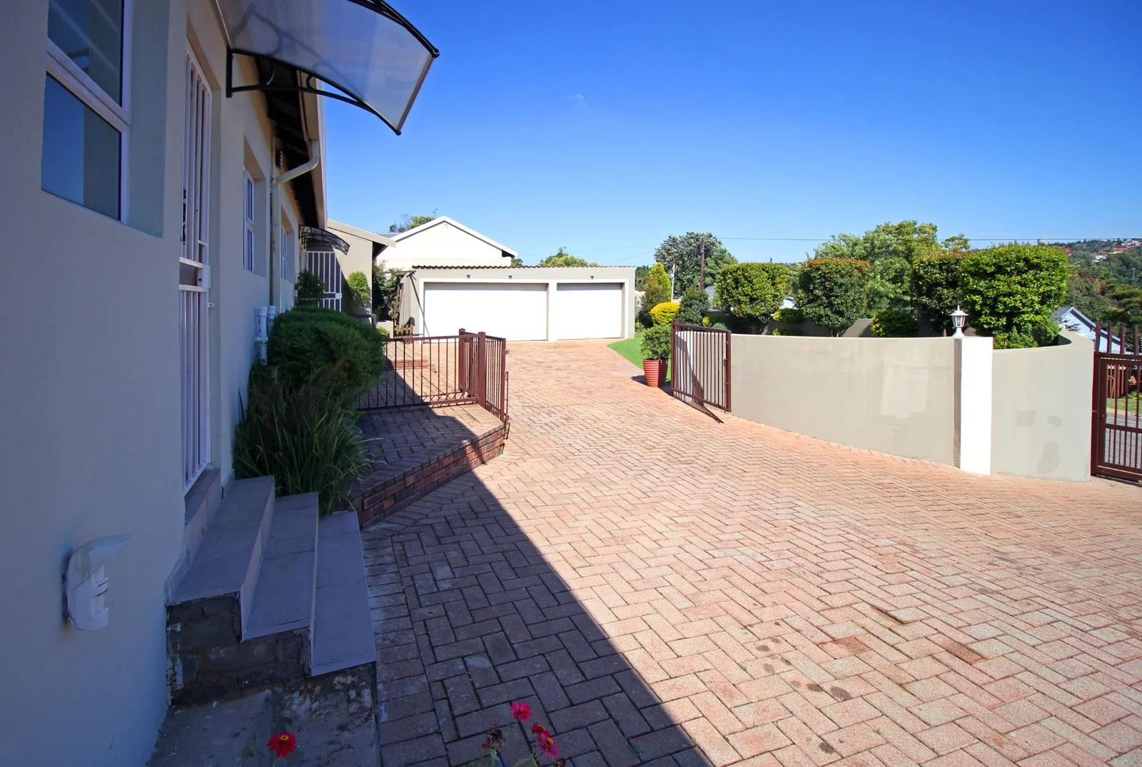 Stunning 5-Bedroom Family Home in Roodekrans with Breathtaking Views!