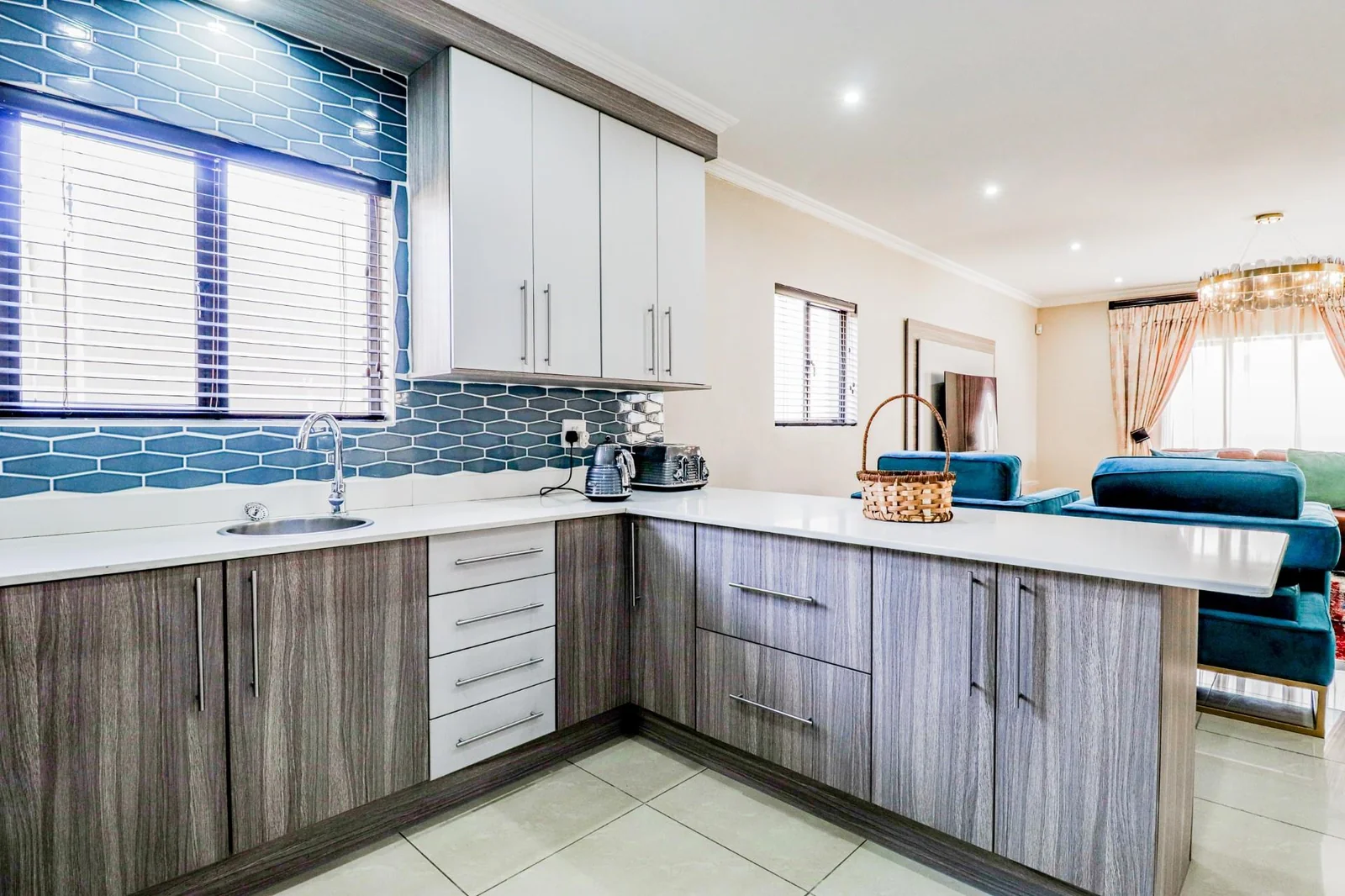 4 BEDS , , 2,5 BATHS, HELPERS QUARTERS, POOL