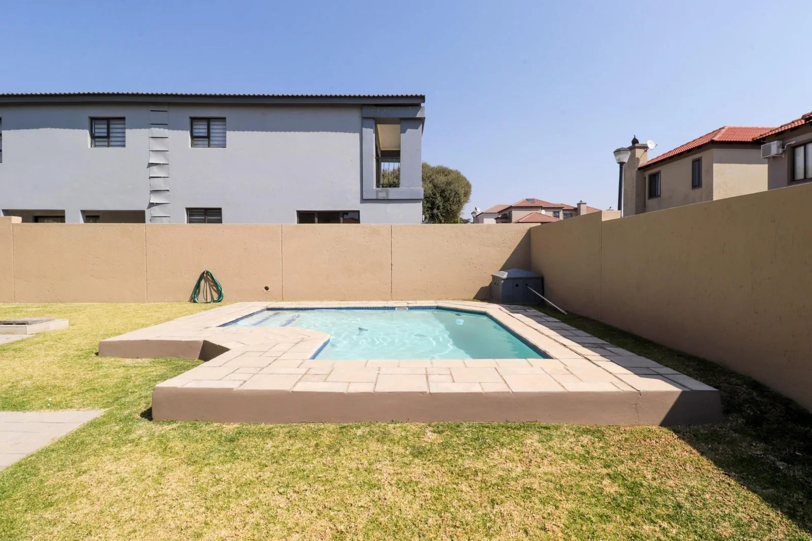 4 BEDS , , 2,5 BATHS, HELPERS QUARTERS, POOL