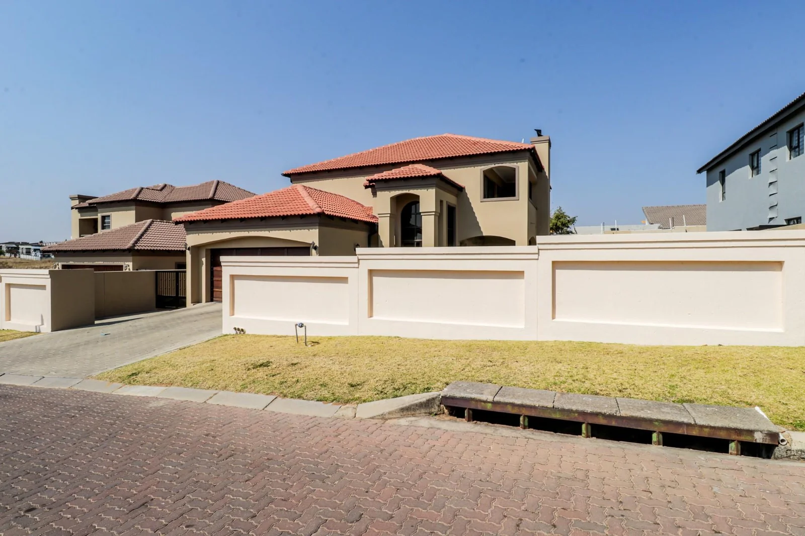 4 BEDS , , 2,5 BATHS, HELPERS QUARTERS, POOL