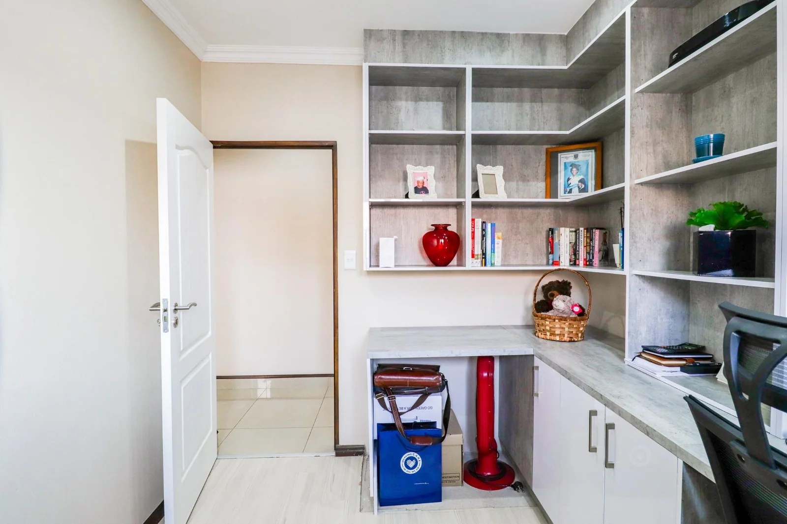 4 BEDS , , 2,5 BATHS, HELPERS QUARTERS, POOL