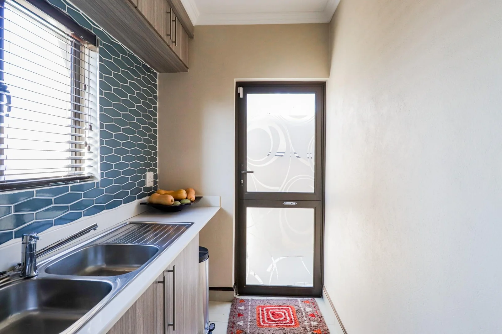 4 BEDS , , 2,5 BATHS, HELPERS QUARTERS, POOL