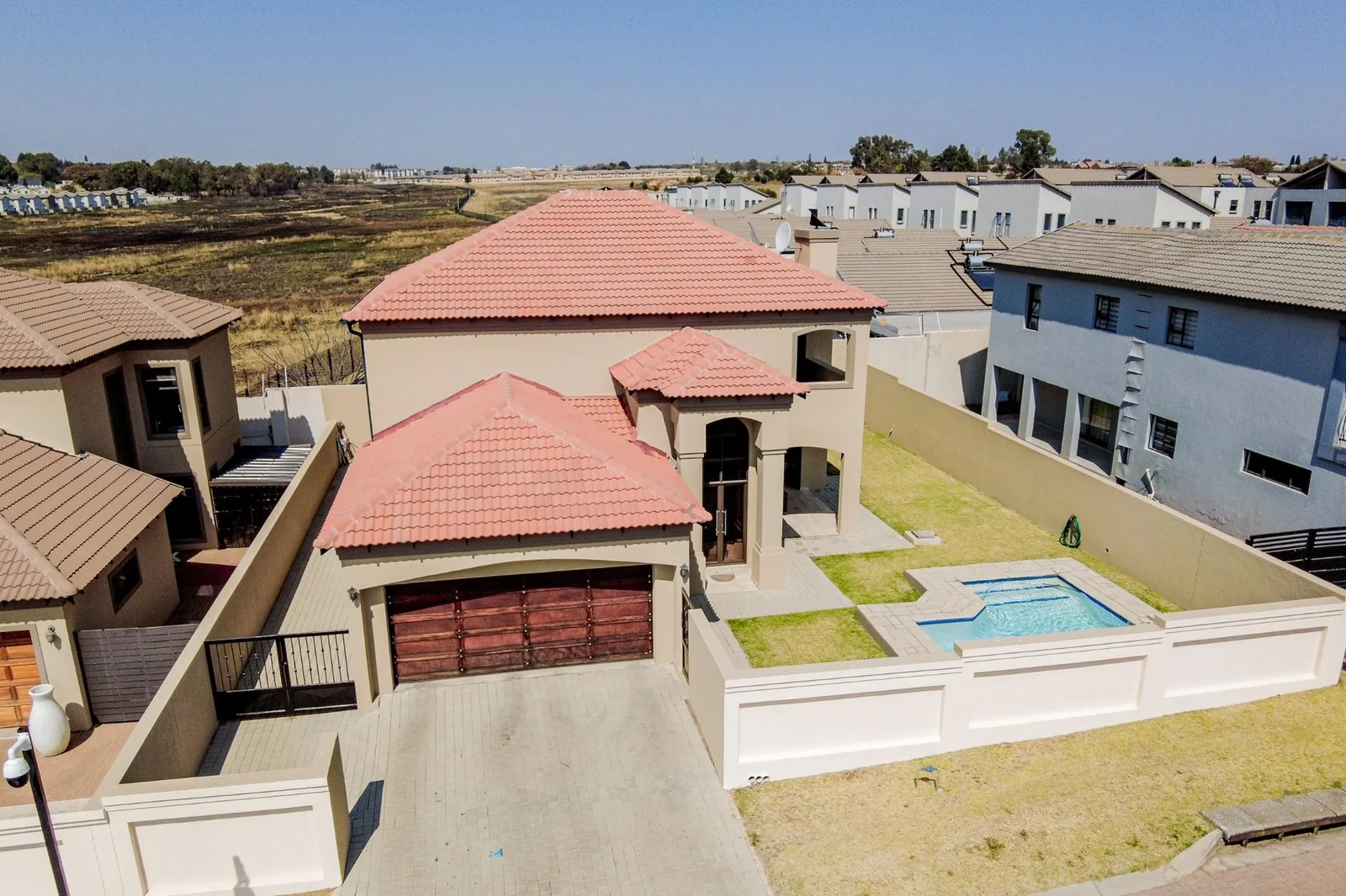 4 BEDS , , 2,5 BATHS, HELPERS QUARTERS, POOL