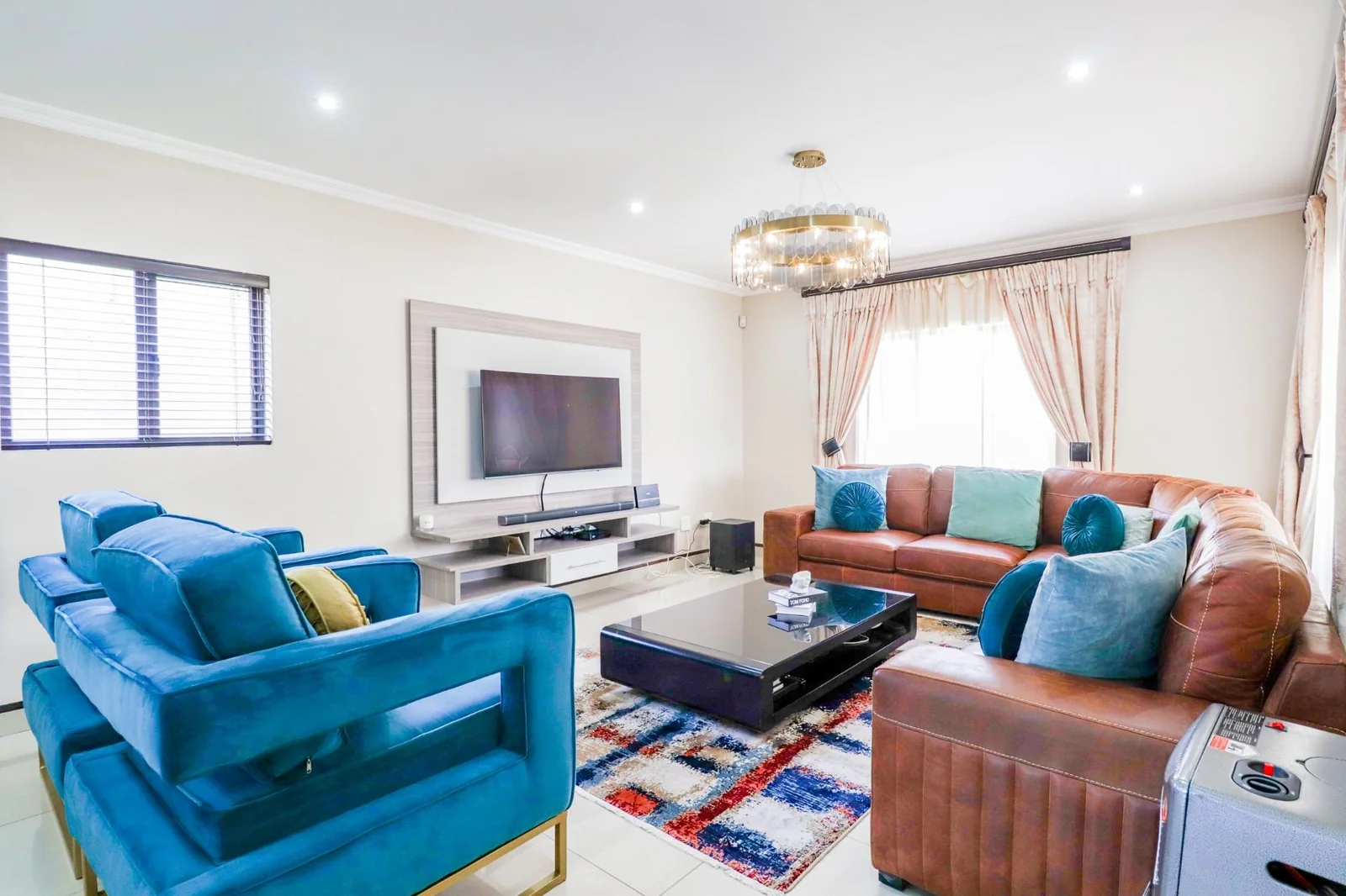 4 BEDS , , 2,5 BATHS, HELPERS QUARTERS, POOL