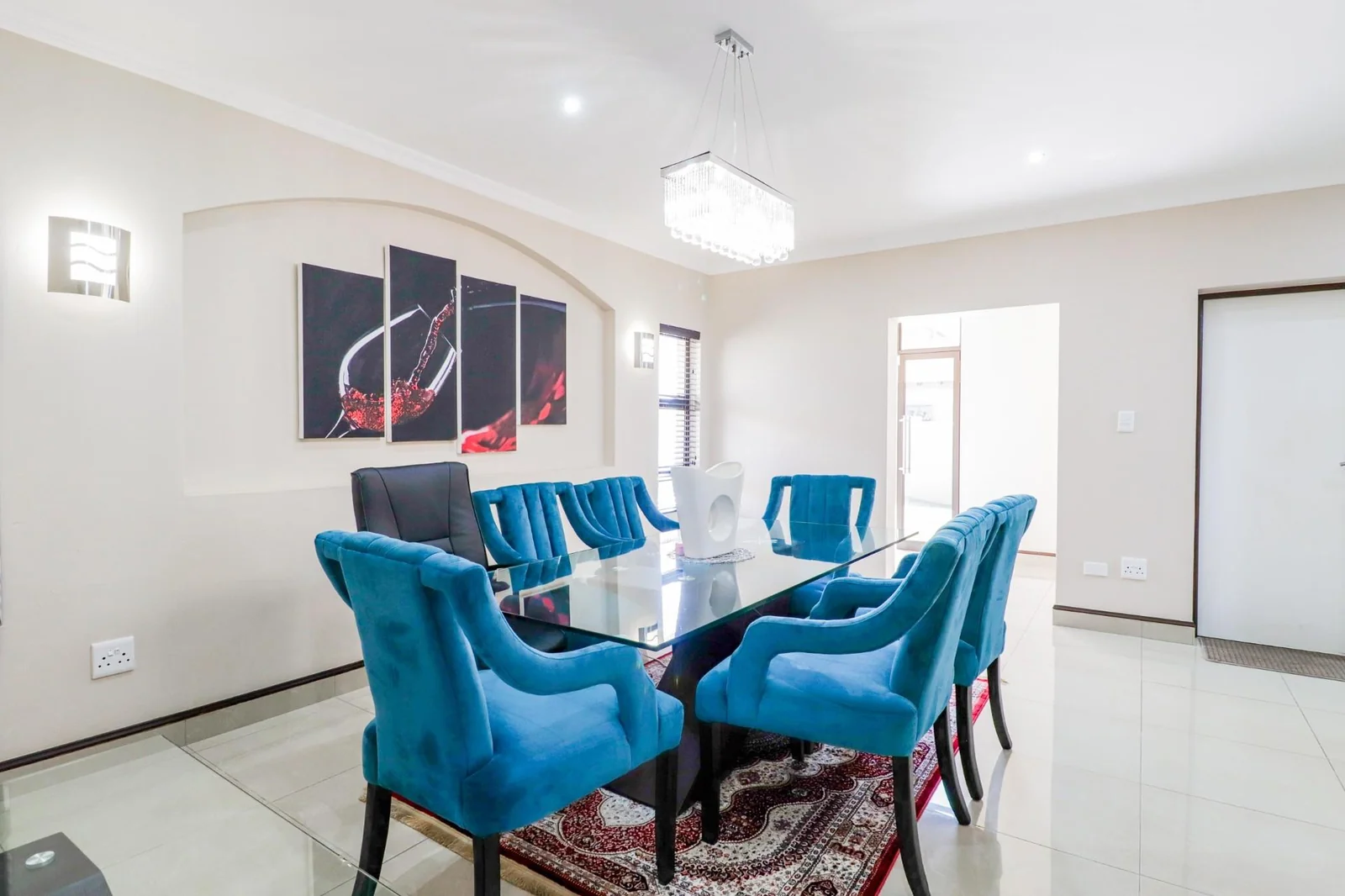 4 BEDS , , 2,5 BATHS, HELPERS QUARTERS, POOL