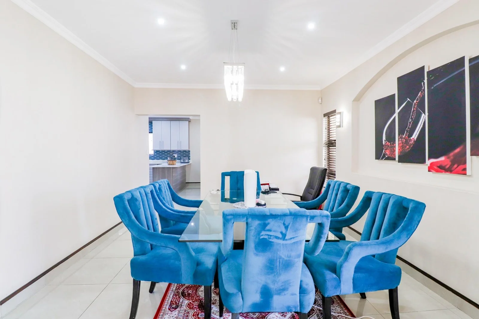 4 BEDS , , 2,5 BATHS, HELPERS QUARTERS, POOL