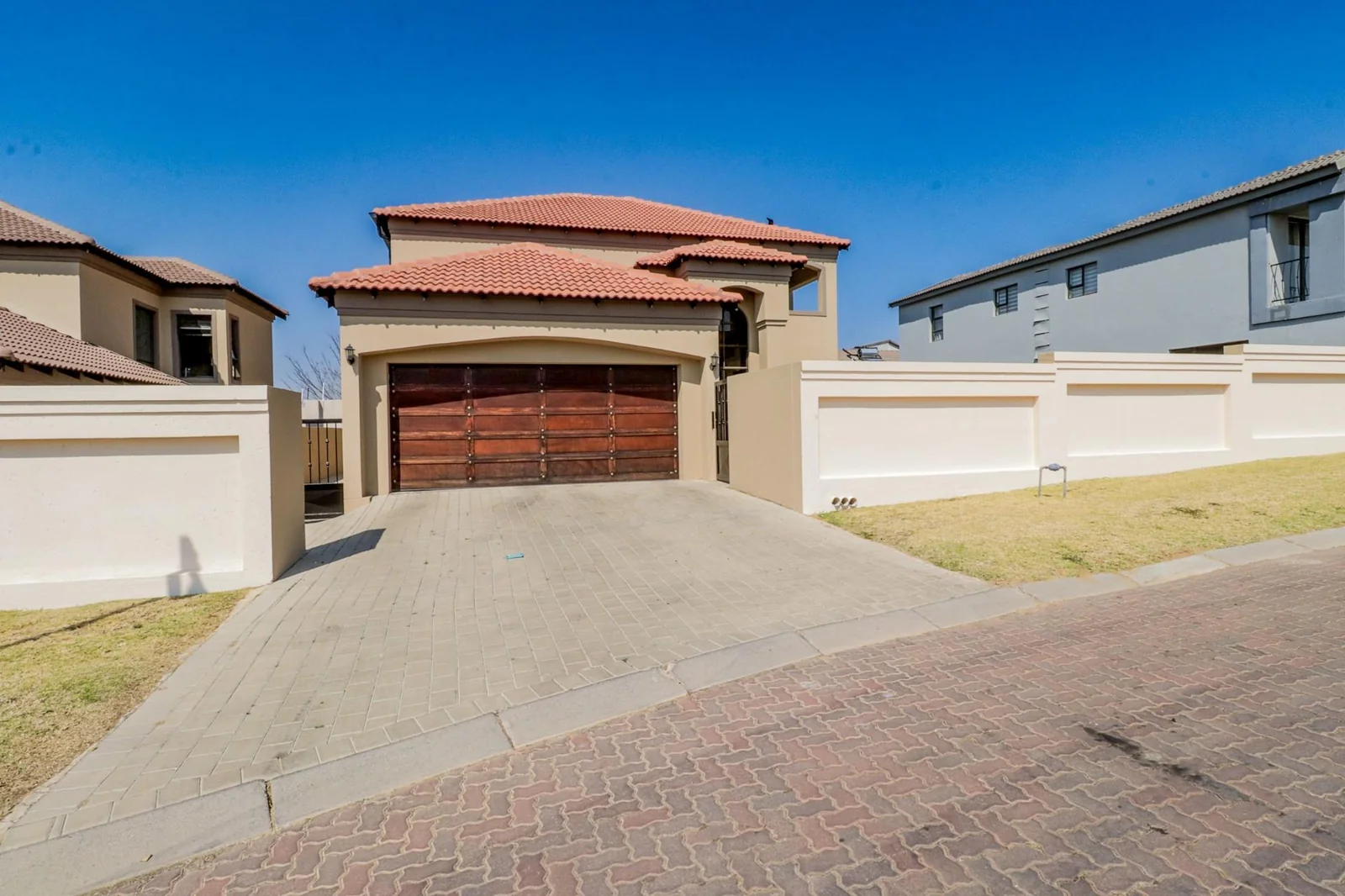 4 BEDS , , 2,5 BATHS, HELPERS QUARTERS, POOL