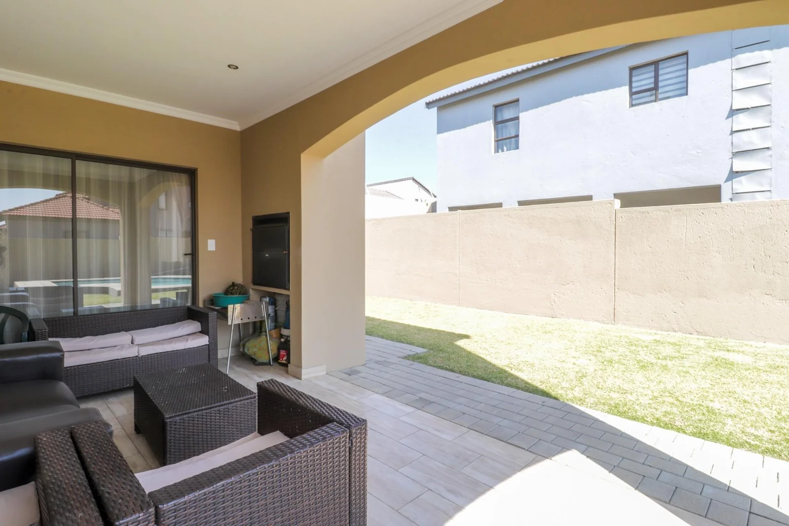 4 BEDS , , 2,5 BATHS, HELPERS QUARTERS, POOL