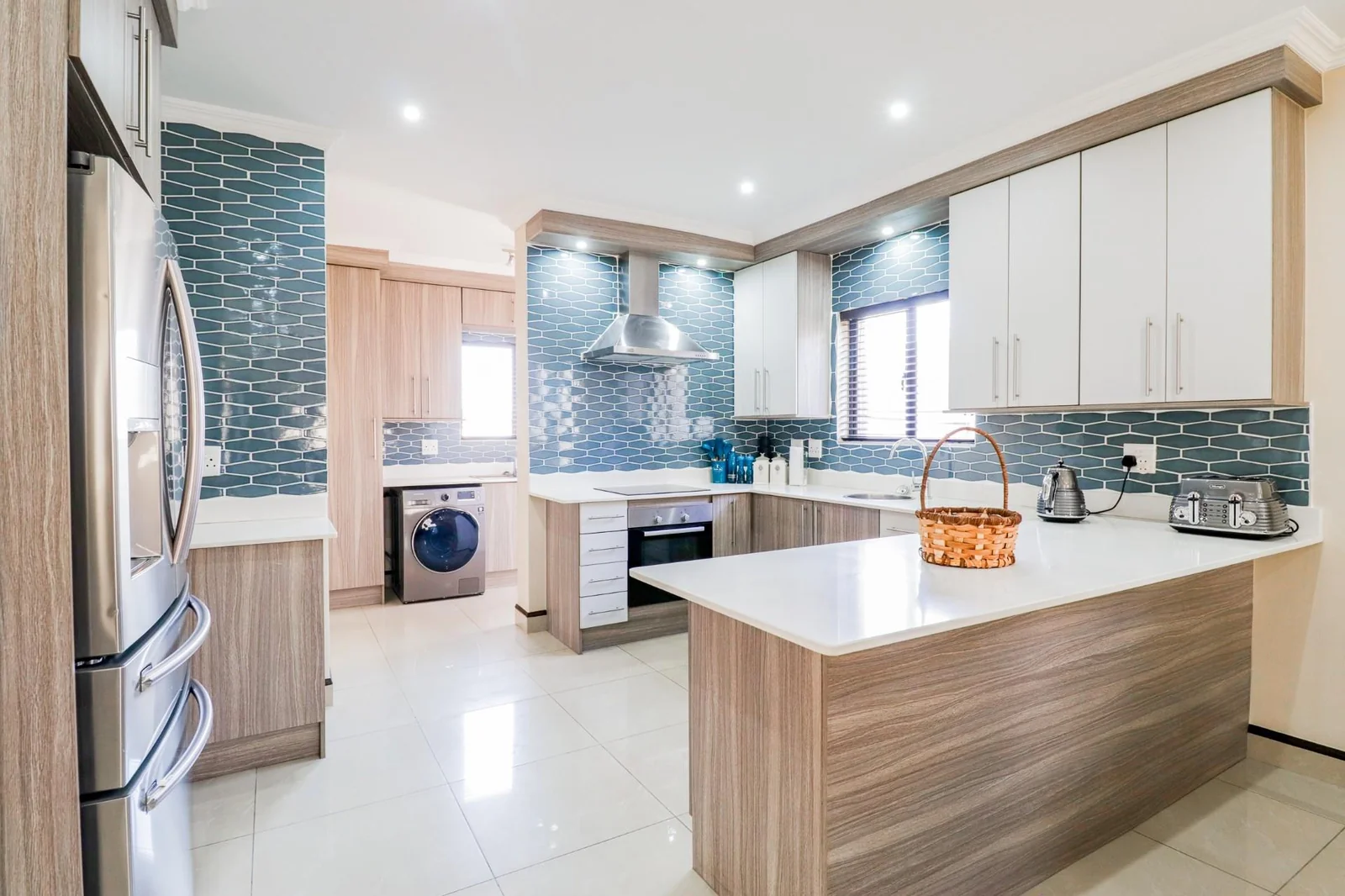 4 BEDS , , 2,5 BATHS, HELPERS QUARTERS, POOL